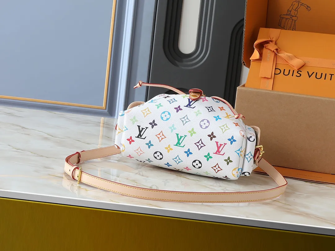 💰280💰Upgraded from the original M25554 MM25085 Odyssée handbag from the 2025 Early Fall series, it cleverly recalls the Excursion backpack design of the 2024 Cruise Early Spring series, paying tribute to Louis Vuitton's travel heritage with a classic touch. The cowhide leather body is decorated with the Monogram Bold pattern, and the decorative buckle and detachable chain are the finishing touches. The side pockets allow you to easily carry your keys or lipstick. Dimensions: 27.0 x 17.0 x 12.0 cm (length x height x width)