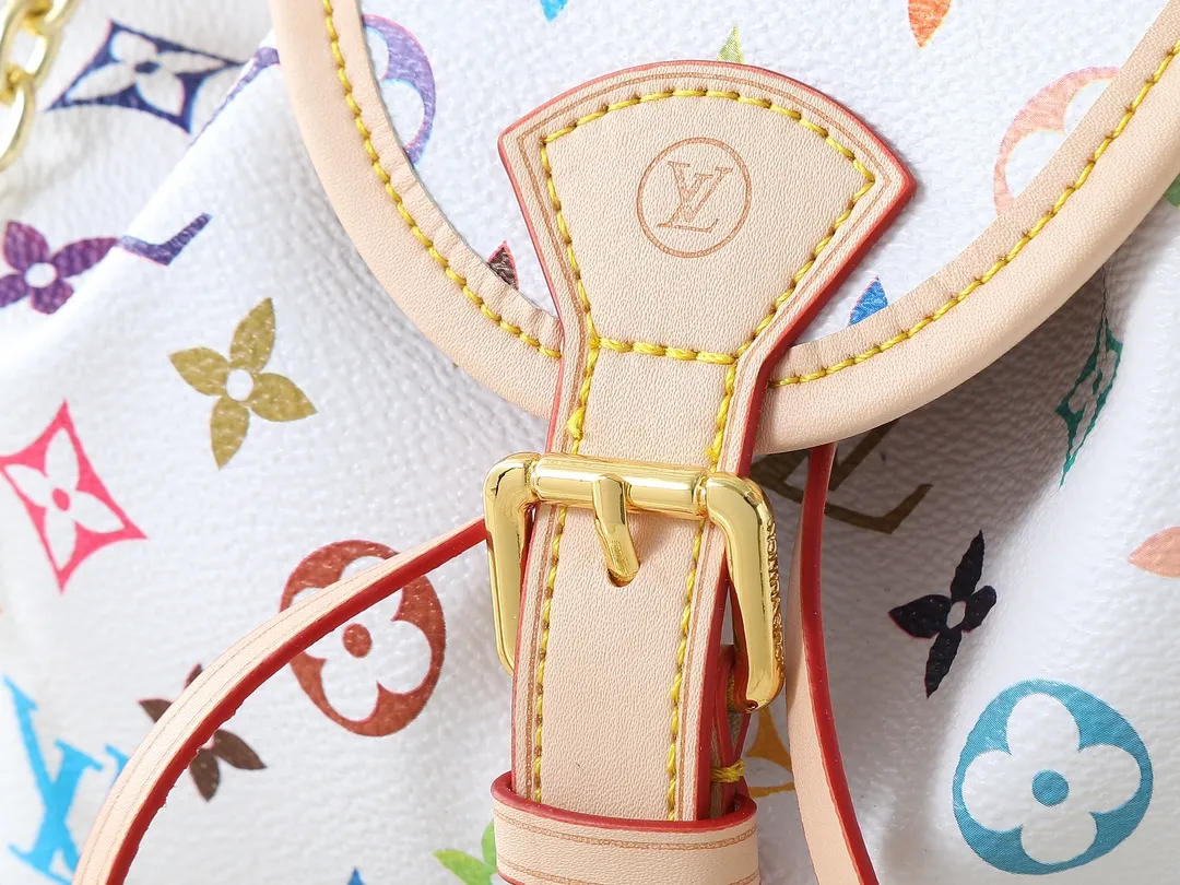 💰280💰Upgraded from the original M25554 MM25085 Odyssée handbag from the 2025 Early Fall series, it cleverly recalls the Excursion backpack design of the 2024 Cruise Early Spring series, paying tribute to Louis Vuitton's travel heritage with a classic touch. The cowhide leather body is decorated with the Monogram Bold pattern, and the decorative buckle and detachable chain are the finishing touches. The side pockets allow you to easily carry your keys or lipstick. Dimensions: 27.0 x 17.0 x 12.0 cm (length x height x width)