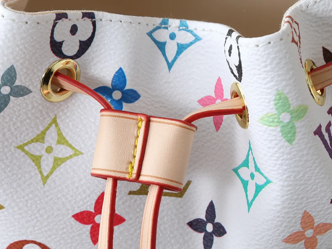 💰280💰Upgraded from the original M25554 MM25085 Odyssée handbag from the 2025 Early Fall series, it cleverly recalls the Excursion backpack design of the 2024 Cruise Early Spring series, paying tribute to Louis Vuitton's travel heritage with a classic touch. The cowhide leather body is decorated with the Monogram Bold pattern, and the decorative buckle and detachable chain are the finishing touches. The side pockets allow you to easily carry your keys or lipstick. Dimensions: 27.0 x 17.0 x 12.0 cm (length x height x width)