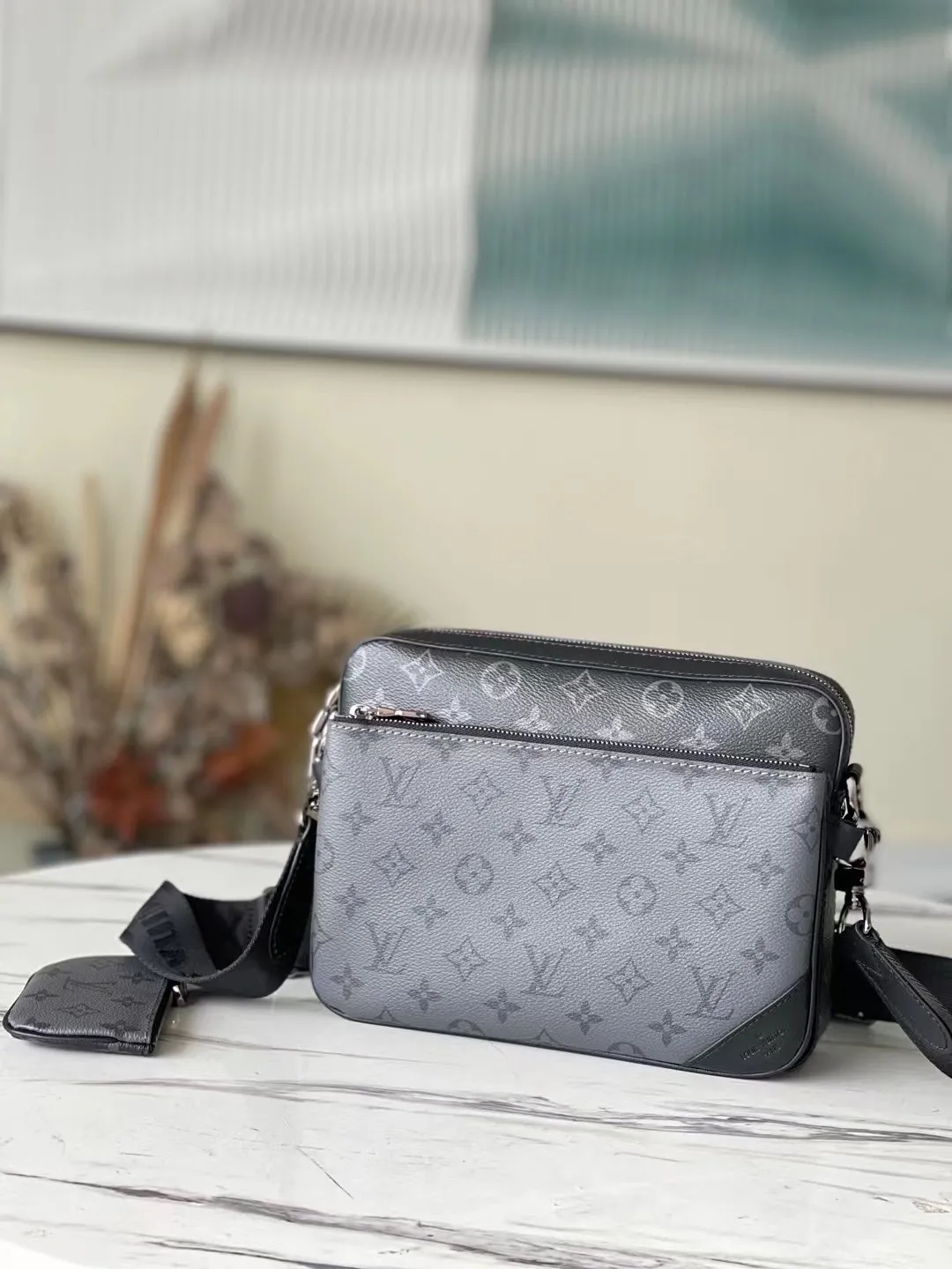 💰720 Top original order M69443 Top original order Trio messenger bag is made of Monogram Eclipse canvas and Monogram Eclipse Reverse canvas. A signature tonal gray pattern accentuates the lines of this versatile, modular design. In addition to the functions of a traditional cross-body bag, it also comes with a removable zipper bag and a coin purse attached to the strap. Dimensions: 25 x 18.5 x 7 cm 55%