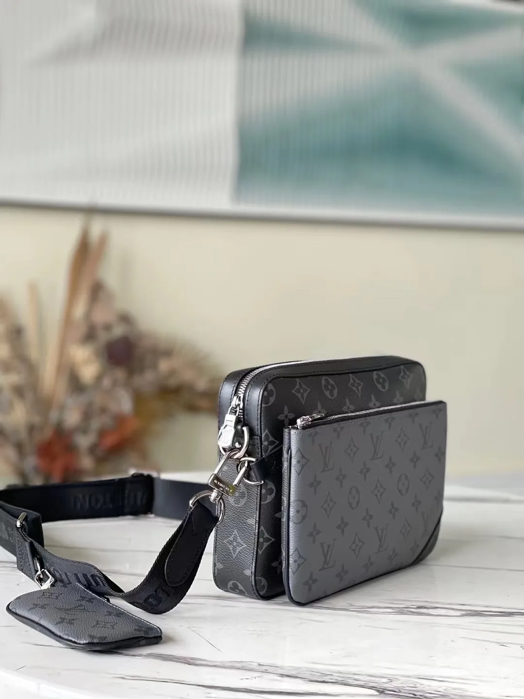 💰720 Top original order M69443 Top original order Trio messenger bag is made of Monogram Eclipse canvas and Monogram Eclipse Reverse canvas. A signature tonal gray pattern accentuates the lines of this versatile, modular design. In addition to the functions of a traditional cross-body bag, it also comes with a removable zipper bag and a coin purse attached to the strap. Dimensions: 25 x 18.5 x 7 cm 55%