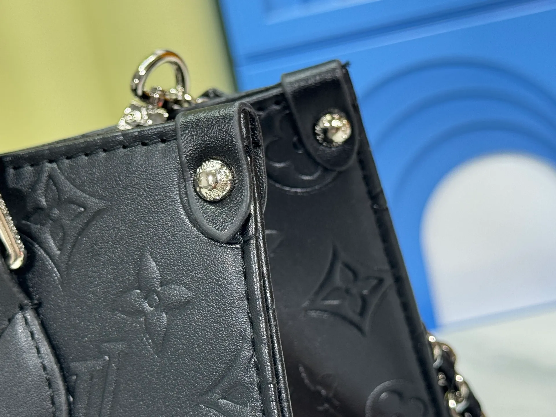 P240 Upgraded original M14576 M45659 This OnTheGo small handbag comes from the Monogram Bold series, finishing the 2025 spring and summer show with its neat structure. The Monogram embossed leather bag features dazzling metal hardware and a detachable braided chain. It has ample space to accommodate daily essentials, making it a perfect choice for urban commuting and weekend outings. Dimensions: 25.0 x 19.0 x 11.5 cm (length x height x width)