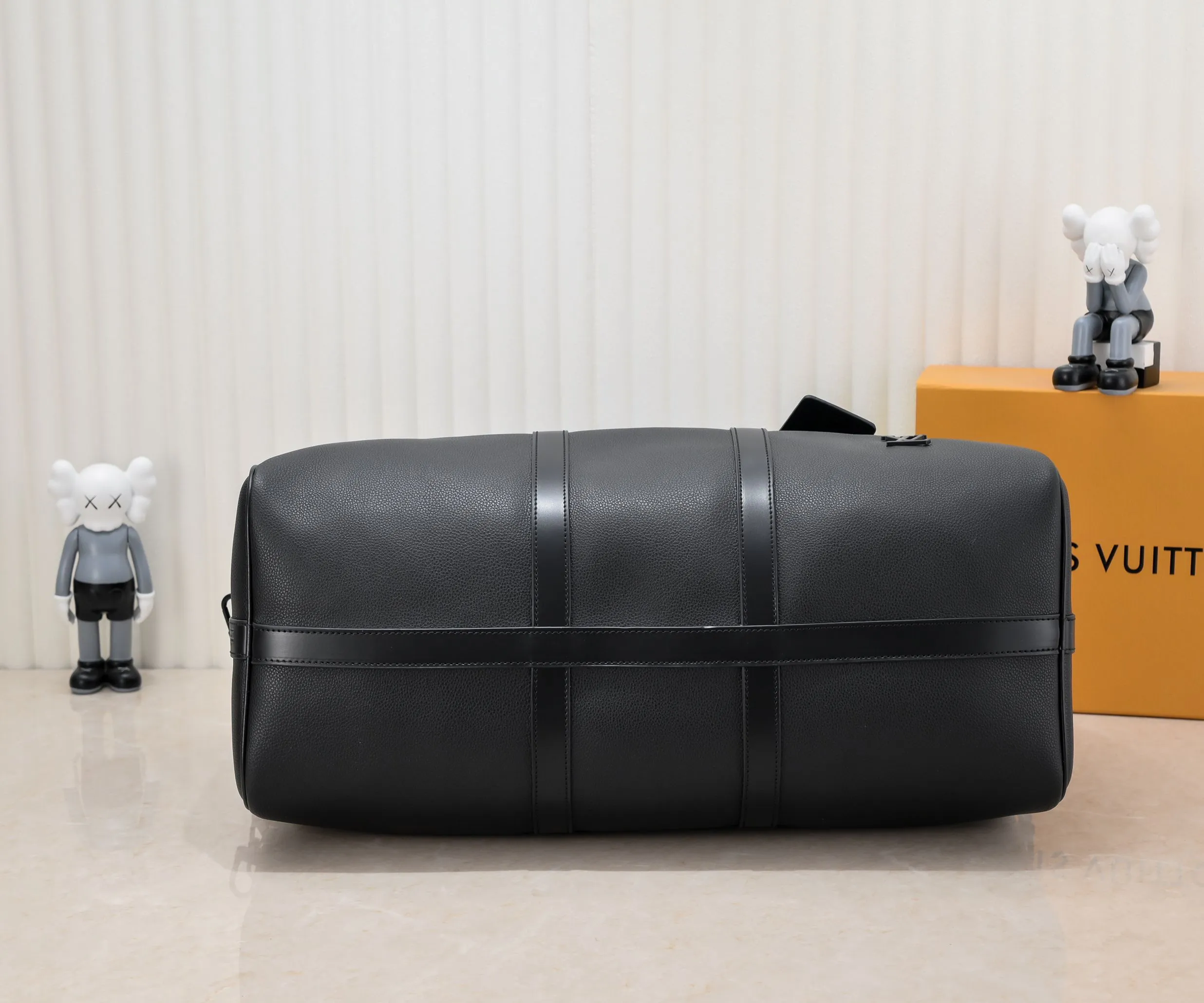 Batch 460💰M57088 41416 21420 KEEPALL BANDOULIÈRE 50 travel bag Louis Vuitton launches the Aerogram version of the new Keepall BANDOULIÈRE 50 travel bag, made of black soft grain leather, restrained and fashionable. Discreet details such as the black metal LV monogram, custom leather name tag and removable jacquard shoulder strap highlight the brand's style. Full leather pebbled travel bag with large logo on the lower right corneroo[Handshake][Handshake] Humanized size design and multiple carrying options make it a versatile travel item. Size 50cm