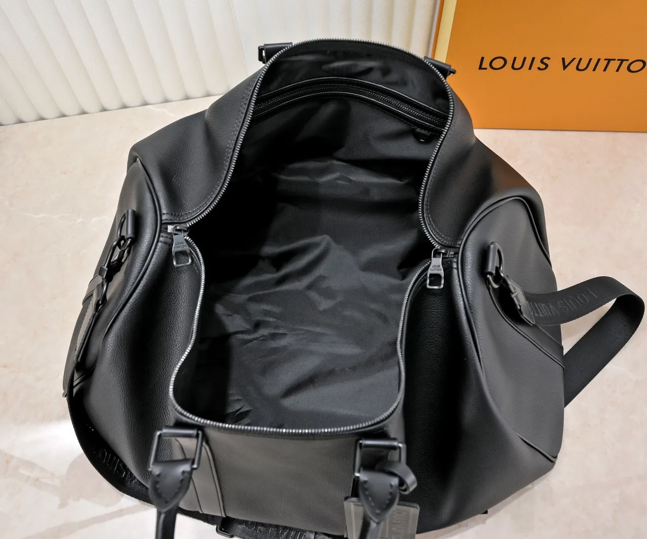 Batch 460💰M57088 41416 21420 KEEPALL BANDOULIÈRE 50 travel bag Louis Vuitton launches the Aerogram version of the new Keepall BANDOULIÈRE 50 travel bag, made of black soft grain leather, restrained and fashionable. Discreet details such as the black metal LV monogram, custom leather name tag and removable jacquard shoulder strap highlight the brand's style. Full leather pebbled travel bag with large logo on the lower right corneroo[Handshake][Handshake] Humanized size design and multiple carrying options make it a versatile travel item. Size 50cm