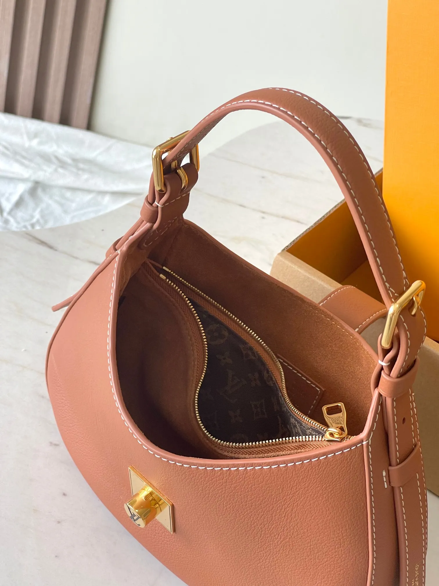 P2080 [Special grade MB chip version original leather] This Low Key Shoulder Bag once again proves the brand's exquisite craftsmanship with its gorgeous design. Soft cowhide leather is dip-dyed in a neutral color, with adjustable shoulder straps and suede lining for a sophisticated feel, while a classic LV padlock keeps your belongings safe. Model: M24885 caramel dynamic chip version Material: A-grade all-steel hardware, imported original fabric Packaging: full set of original factory duty-free MB packaging Size: 26*18*7CM