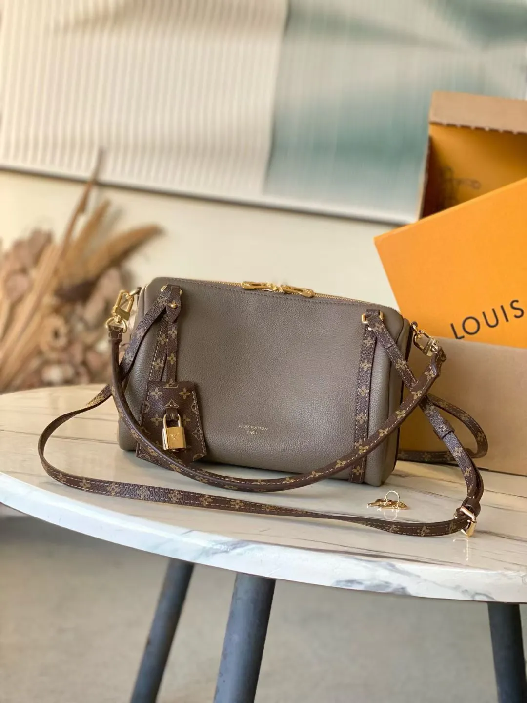💰1040 (first-grain leather) top original order M26360 This small Express handbag can be called an urban luxury product. Its design is inspired by the brand's classic Keepall travel bag. It is made of fine cow leather and decorated with Monogram classic pattern borders and linings. It is paired with metal parts and the iconic key bag and padlock, showing the essence of Louis Vuitton's travel tradition. The compact size can accommodate daily belongings and can be carried in various ways, making it suitable for modern urban life. Dimensions: 26 × 17 × 13.5 cm