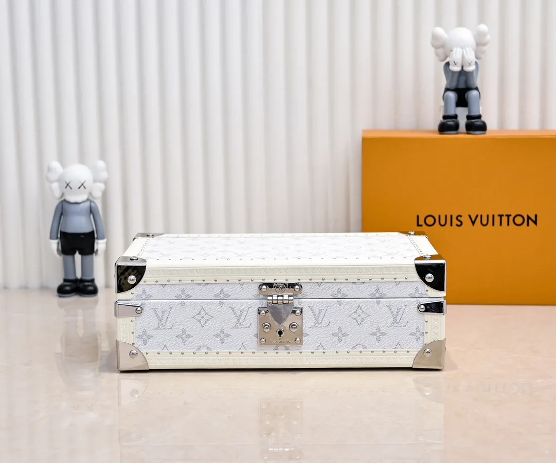 💰940 Guangzhou top quality original M4700B [Exclusive photography, upgraded original] 8-piece watch box Baihua This 8-piece watch box is made of classic Monogram canvas. It is equipped with a removable tray to hide valuables.  -34.0*18.0*11.0cm✅ (Length*width*height)✅ -Equipped with 8 small pouches to hold 8 wrist watches✅ -Partitioned in the middle. Can store valuables✅ -Push open the automatic pop-up lock✅ -Inner lining with velvet✅ -Silver metal/hardware✅ -Excellent workmanship, every detail is just right✅ -Purely handmade, every small nail is clearly in place, ✅ LOUIS VUITTON hard box is like a treasure box that travels through history Its sturdiness is a hallmark of Louis Vuitton’s traditional craftsmanship✅