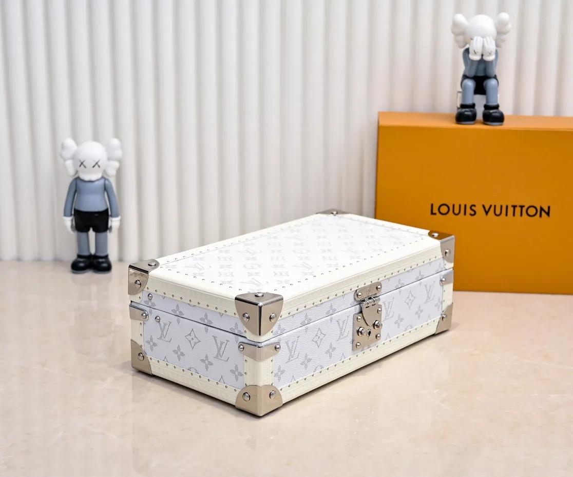 💰940 Guangzhou top quality original M4700B [Exclusive photography, upgraded original] 8-piece watch box Baihua This 8-piece watch box is made of classic Monogram canvas. It is equipped with a removable tray to hide valuables.  -34.0*18.0*11.0cm✅ (Length*width*height)✅ -Equipped with 8 small pouches to hold 8 wrist watches✅ -Partitioned in the middle. Can store valuables✅ -Push open the automatic pop-up lock✅ -Inner lining with velvet✅ -Silver metal/hardware✅ -Excellent workmanship, every detail is just right✅ -Purely handmade, every small nail is clearly in place, ✅ LOUIS VUITTON hard box is like a treasure box that travels through history Its sturdiness is a hallmark of Louis Vuitton’s traditional craftsmanship✅