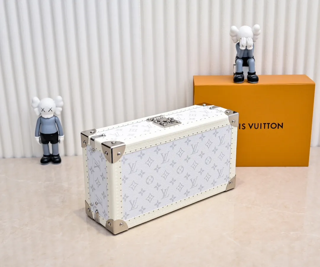 💰940 Guangzhou top quality original M4700B [Exclusive photography, upgraded original] 8-piece watch box Baihua This 8-piece watch box is made of classic Monogram canvas. It is equipped with a removable tray to hide valuables.  -34.0*18.0*11.0cm✅ (Length*width*height)✅ -Equipped with 8 small pouches to hold 8 wrist watches✅ -Partitioned in the middle. Can store valuables✅ -Push open the automatic pop-up lock✅ -Inner lining with velvet✅ -Silver metal/hardware✅ -Excellent workmanship, every detail is just right✅ -Purely handmade, every small nail is clearly in place, ✅ LOUIS VUITTON hard box is like a treasure box that travels through history Its sturdiness is a hallmark of Louis Vuitton’s traditional craftsmanship✅