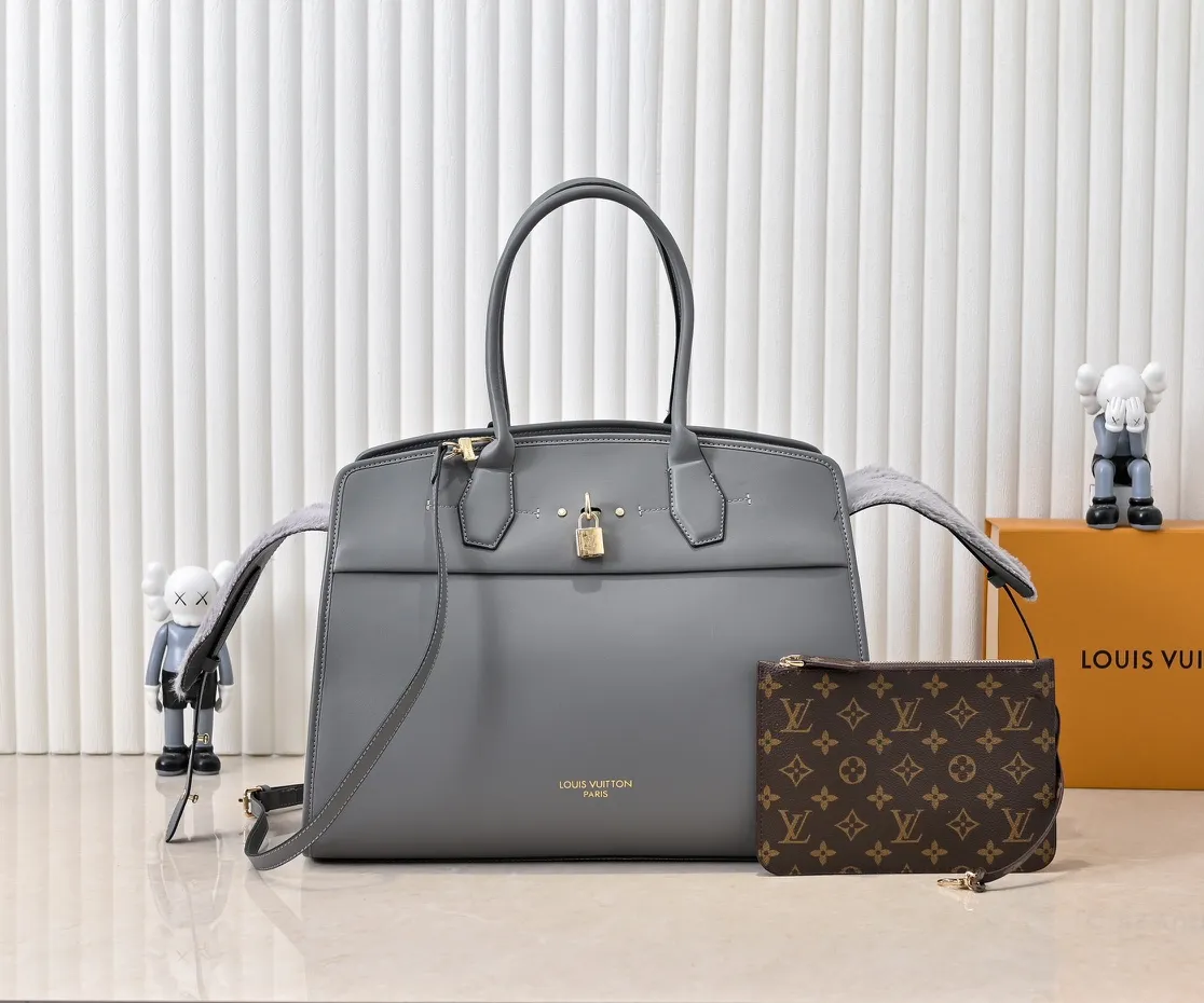 Batch 💰Small 380 💰Large 200 Furry M12005 M12556 M12337 This large City Steamer handbag draws inspiration from the design of luggage built for cruise ships in 1901, making its eye-catching appearance at the 2024 autumn and winter ready-to-wear show. Grained Millesime leather and shearling leather trims add seasonal flair, an embossed padlock and hot-stamped LV Circle logo add a modern twist, and a removable Monogram storage bag makes it easy to store valuables. Size: large size 35x42x21cm, small size 30x36x17
