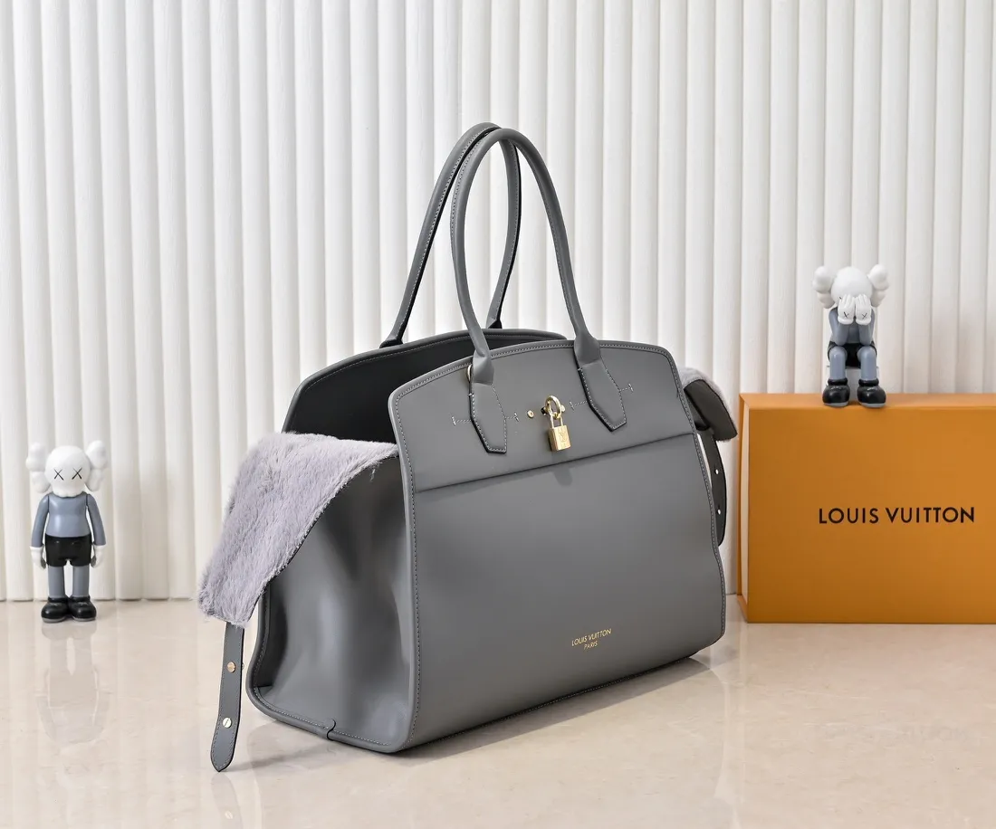 Batch 💰Small 380 💰Large 200 Furry M12005 M12556 M12337 This large City Steamer handbag draws inspiration from the design of luggage built for cruise ships in 1901, making its eye-catching appearance at the 2024 autumn and winter ready-to-wear show. Grained Millesime leather and shearling leather trims add seasonal flair, an embossed padlock and hot-stamped LV Circle logo add a modern twist, and a removable Monogram storage bag makes it easy to store valuables. Size: large size 35x42x21cm, small size 30x36x17
