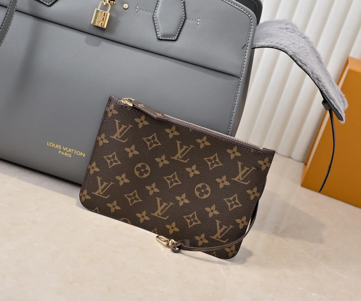 Batch 💰Small 380 💰Large 200 Furry M12005 M12556 M12337 This large City Steamer handbag draws inspiration from the design of luggage built for cruise ships in 1901, making its eye-catching appearance at the 2024 autumn and winter ready-to-wear show. Grained Millesime leather and shearling leather trims add seasonal flair, an embossed padlock and hot-stamped LV Circle logo add a modern twist, and a removable Monogram storage bag makes it easy to store valuables. Size: large size 35x42x21cm, small size 30x36x17