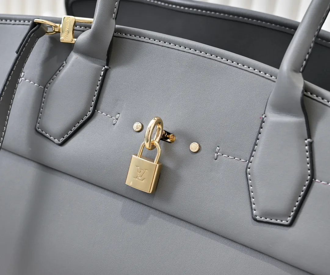 Batch 💰Small 380 💰Large 200 Furry M12005 M12556 M12337 This large City Steamer handbag draws inspiration from the design of luggage built for cruise ships in 1901, making its eye-catching appearance at the 2024 autumn and winter ready-to-wear show. Grained Millesime leather and shearling leather trims add seasonal flair, an embossed padlock and hot-stamped LV Circle logo add a modern twist, and a removable Monogram storage bag makes it easy to store valuables. Size: large size 35x42x21cm, small size 30x36x17