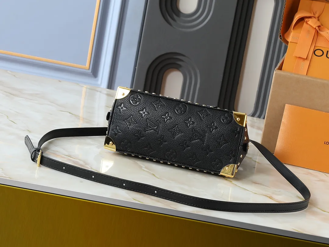 💰300💰Upgraded from the original M53151 M53152 N41221 Presbyopic black leather This is one of Louis Vuitton's iconic handbags with the crispest design structure. Its prototype is a piece designed by Gaston Vuitton and named after the Alma Bridge, which connects two adjacent fashionable districts in Paris. Signature Monogram canvas gives it a classic feel. Dimensions: 25 x 19 x 12 (length x height x width)