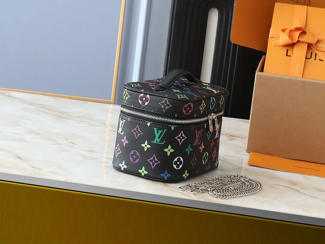 💰300💰Upgraded original version M13747 M44495 M42265 M44936 M42263 lv Murakami Nice mini Nano cosmetic bag with Monogram print and 33 colorful colors. In 2025, Murakami and LV jointly launched the white and black tricolor twelve pieces, which are very popular around the world and are loved by celebrities and celebrities. Dimensions: 20x13.5x12.0 (length x height x width)