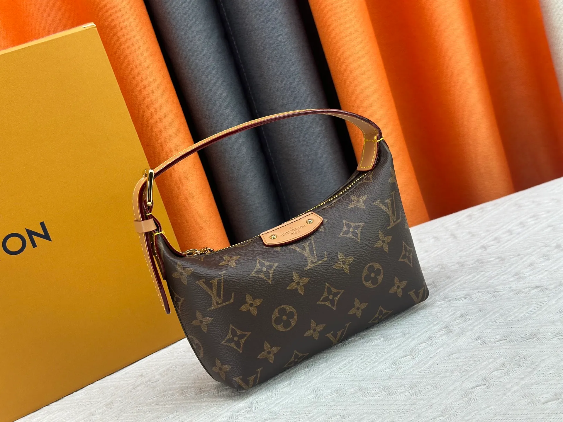 P240 [Official latest model] (Real shot and version matching method) M82949 lv Murakami Takashi co-branded NANOSPEEDY handbag This Nano Speedy handbag combines Monogram canvas and cow leather trim printing, with 33 colorful colors to interpret white, three-color and black three-color. It has been launched in twelve sections and is very popular around the world and is loved by celebrities and celebrities. 20.5 x 6 x 16 cm (length x height x width)