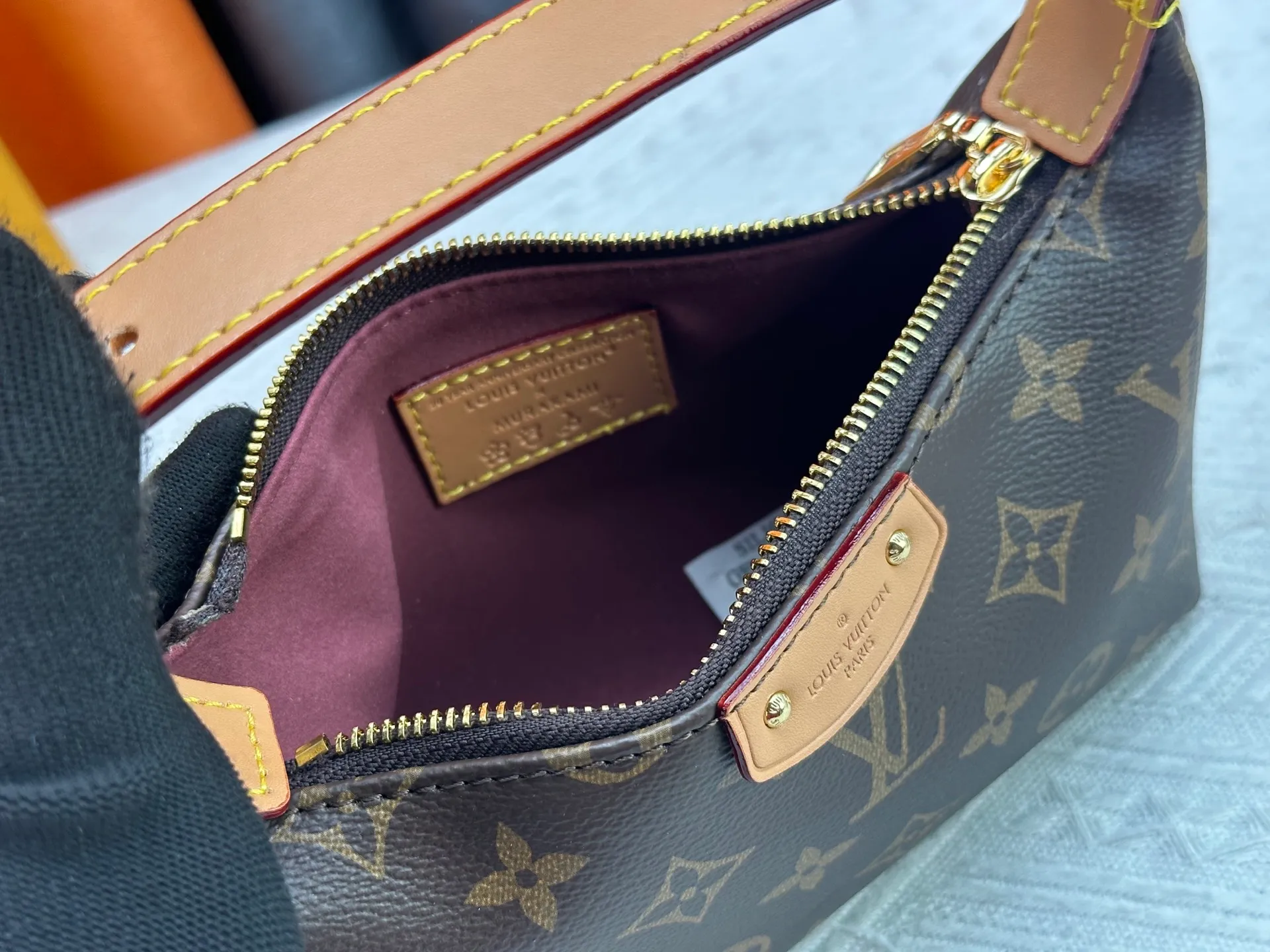 P240 [Official latest model] (Real shot and version matching method) M82949 lv Murakami Takashi co-branded NANOSPEEDY handbag This Nano Speedy handbag combines Monogram canvas and cow leather trim printing, with 33 colorful colors to interpret white, three-color and black three-color. It has been launched in twelve sections and is very popular around the world and is loved by celebrities and celebrities. 20.5 x 6 x 16 cm (length x height x width)