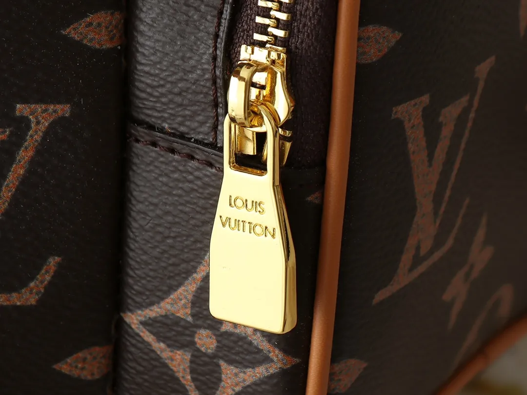 💰Large 130. Small 240💰Upgraded from the original M14199 M14017 Noe Cargo is a compact bucket bag made of glossy cow leather, showing a nylon-like technological luster, and is lined with deep-toned fabric. Metal parts, including the LV letters attached to a ball chain, are the only color-coordinated elements on this monochromatic bag. Roomy front pocket inside. ·Cow leather trim fabric lined with hardware Drawstring and metal closure main compartment LV pendant zipper pull Pearl rivets Louis Vuitton Paris patch ·Zip front pocket Shoulder strap: Removable, adjustable strap Half length: 40.0 cm Small size: 24✘22✘16cm Large size: 28✘22✘16cm (H✘L✘W)