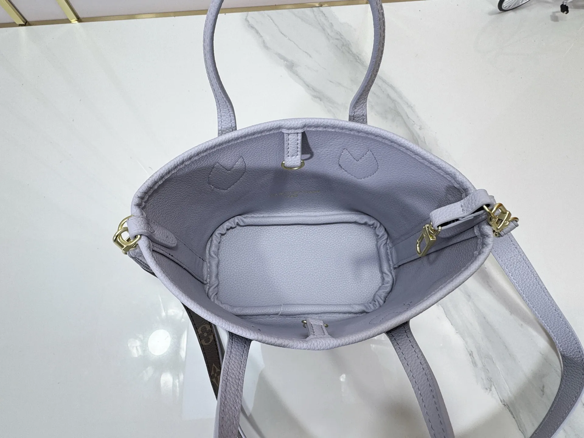 P240 M25656 M12099 Upgraded original Neverfull Bandouliere Inside Out BB handbag is a double-sided version of the classic design this season, with the front and back decorated with iconic Monogram canvas and grained leather. The removable zipper bag can be used alone or hung externally. The detachable shoulder strap makes it easy to wear cross-body, and the dazzling metal hardware adds a sophisticated detail. Dimensions: 26.5 × 16.5 × 11 cm