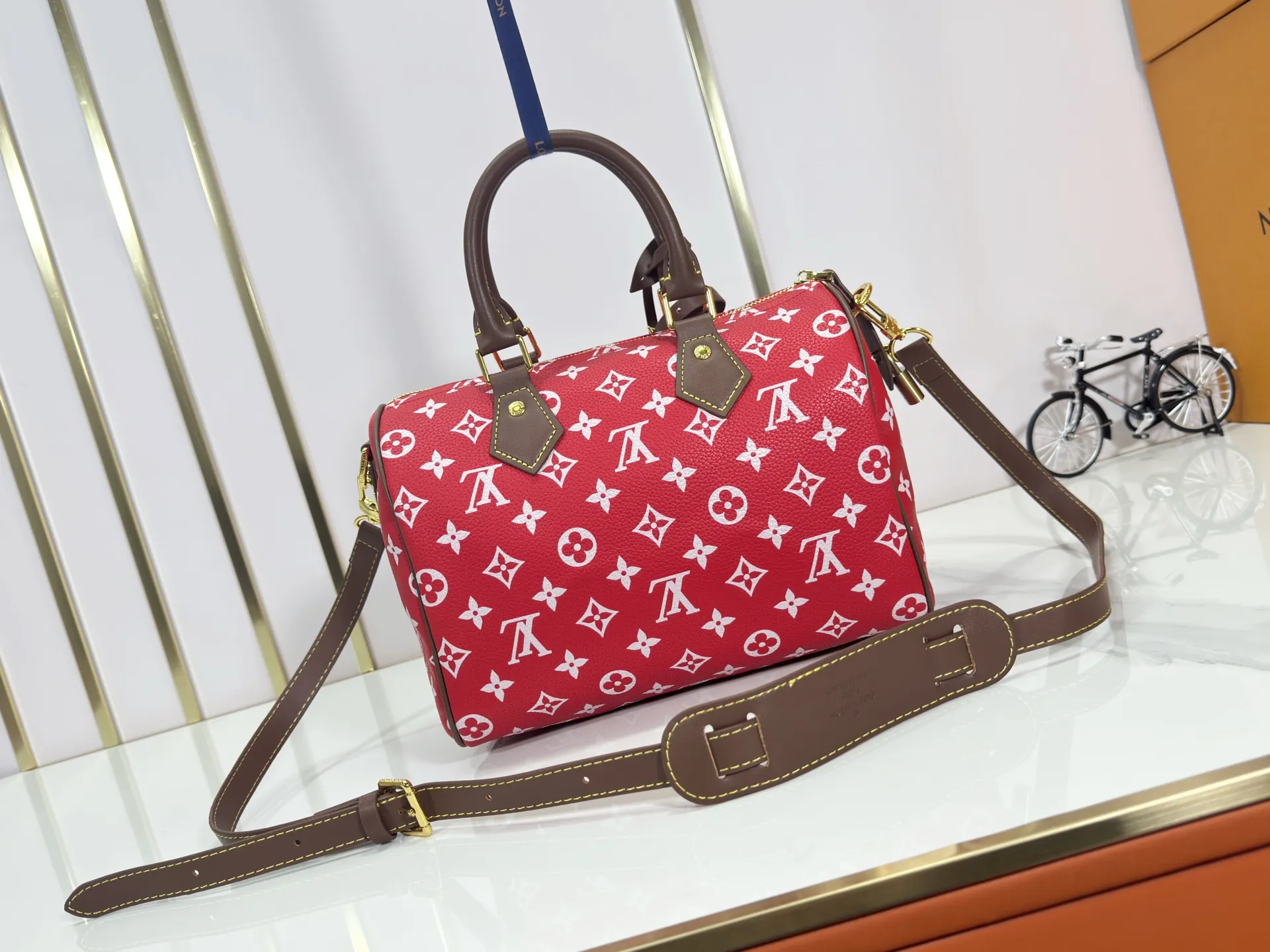 P280 Upgraded original M15278 M24441 M24424 This Speedy Bandoulière 25 Monogram Leather handbag is made of soft cow leather and uses Monogram patterns to reproduce the elegant look and feel of canvas printing. Dazzling metal hardware, sheepskin lining and nameplate all reflect Creative Director Pharrell Williams' relentless attention to detail. 25 x 15 x 15 cm (length x height x width)