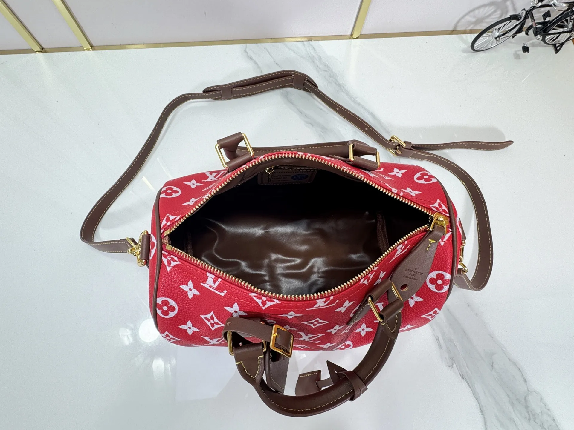 P280 Upgraded original M15278 M24441 M24424 This Speedy Bandoulière 25 Monogram Leather handbag is made of soft cow leather and uses Monogram patterns to reproduce the elegant look and feel of canvas printing. Dazzling metal hardware, sheepskin lining and nameplate all reflect Creative Director Pharrell Williams' relentless attention to detail. 25 x 15 x 15 cm (length x height x width)