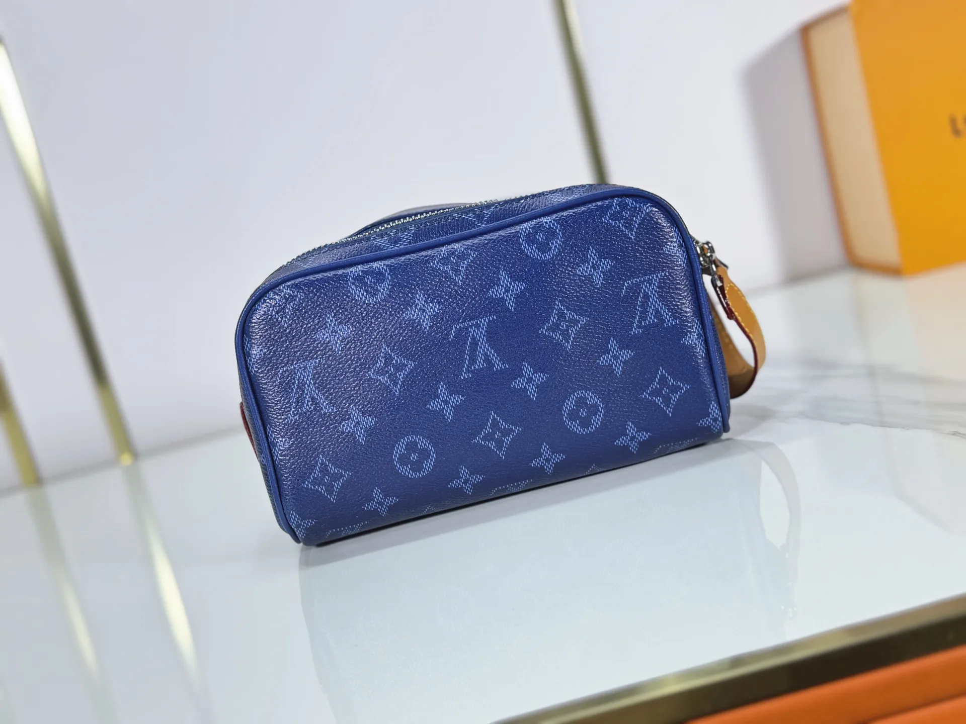 P180 Upgraded original M26872 M27158 M26871 M26870 This Dopp Kit mini toiletry bag is made of brightly colored Monogram Heritage coated canvas with cow leather details. The double-zipper wide-mouth closure makes it easy to access toiletries, and the washable fabric lining adds functionality. Dimensions: 20 x 13 x 12 (cm) ((length x height x width)