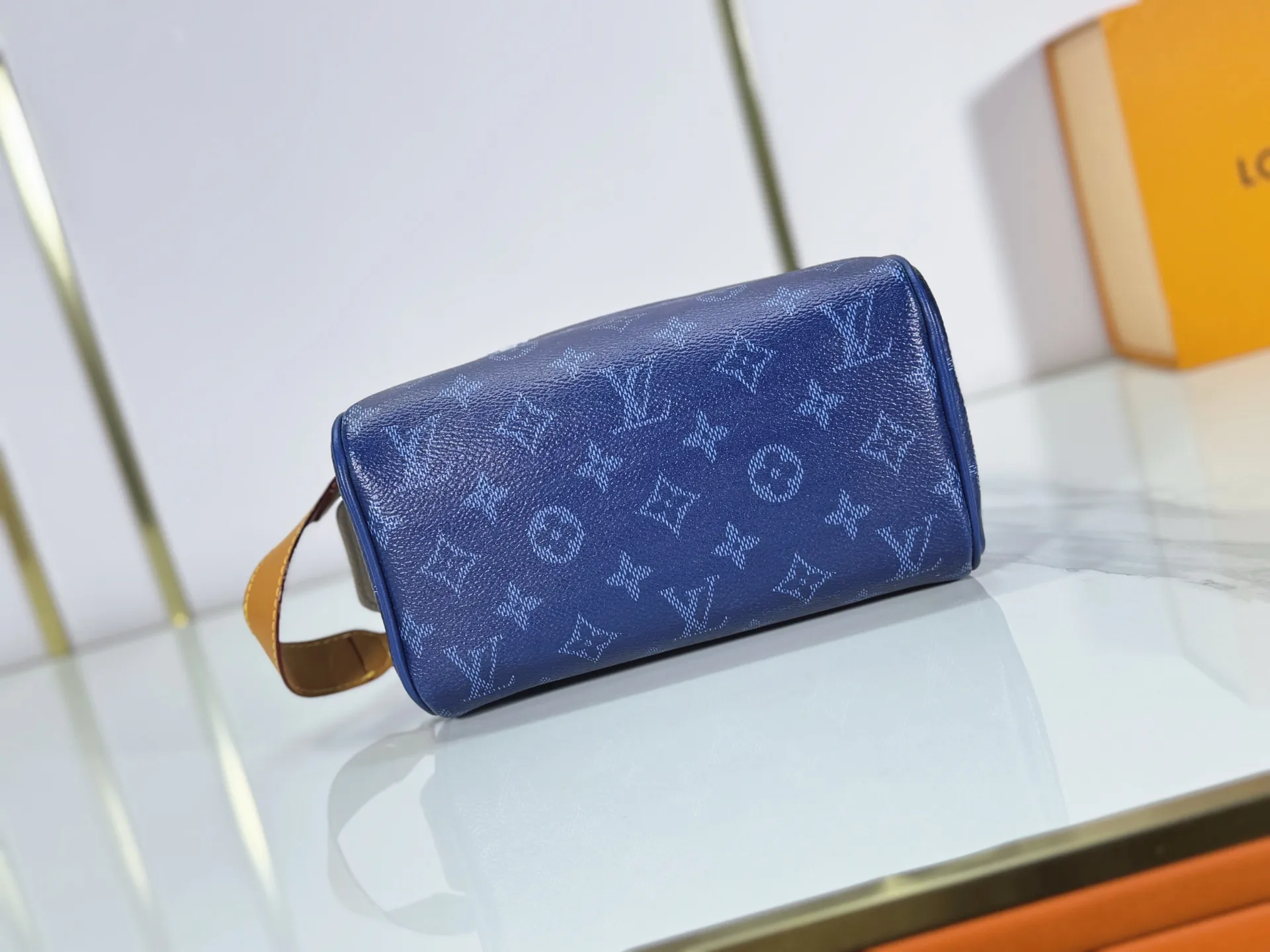 P180 Upgraded original M26872 M27158 M26871 M26870 This Dopp Kit mini toiletry bag is made of brightly colored Monogram Heritage coated canvas with cow leather details. The double-zipper wide-mouth closure makes it easy to access toiletries, and the washable fabric lining adds functionality. Dimensions: 20 x 13 x 12 (cm) ((length x height x width)