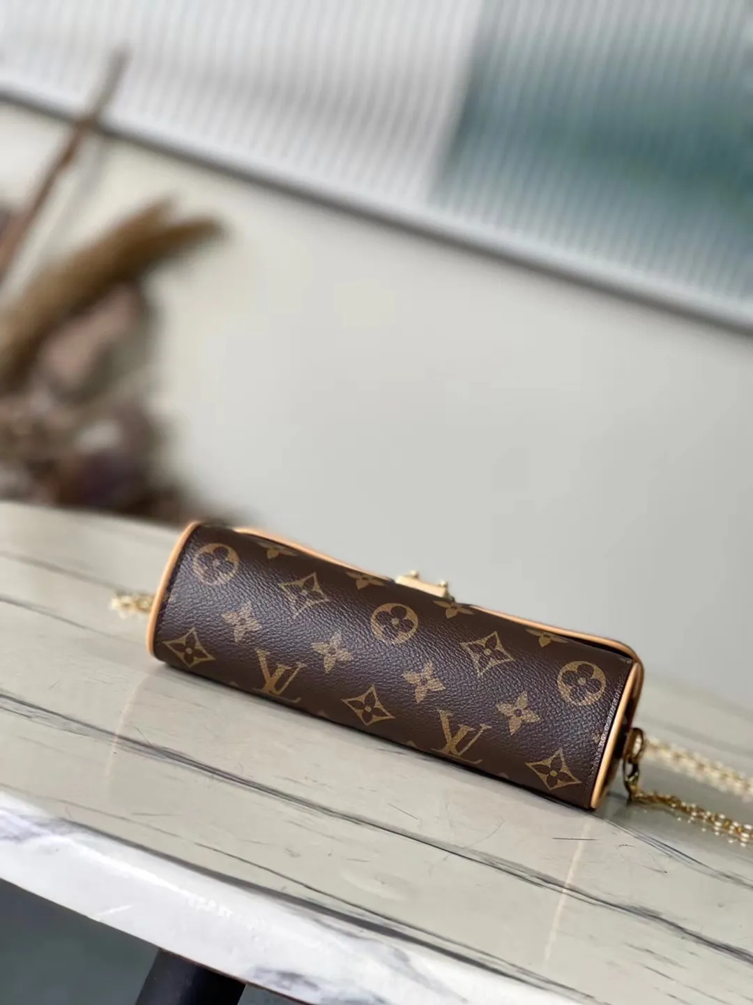 💰800 Top Original Order M13566 This Pochette Camille handbag is made of Monogram canvas, paying tribute to the original design that appeared in the Louis Vuitton 2000 spring and summer fashion show. The S-Lock buckle, LVCircle logo on the chain and contrasting WVN leather trim embody the brand's classic elements. The flexible and easy-to-wear construction can be worn cross-body, over the shoulder or by hand. Dimensions: 20.5 × 11 × 6 cm