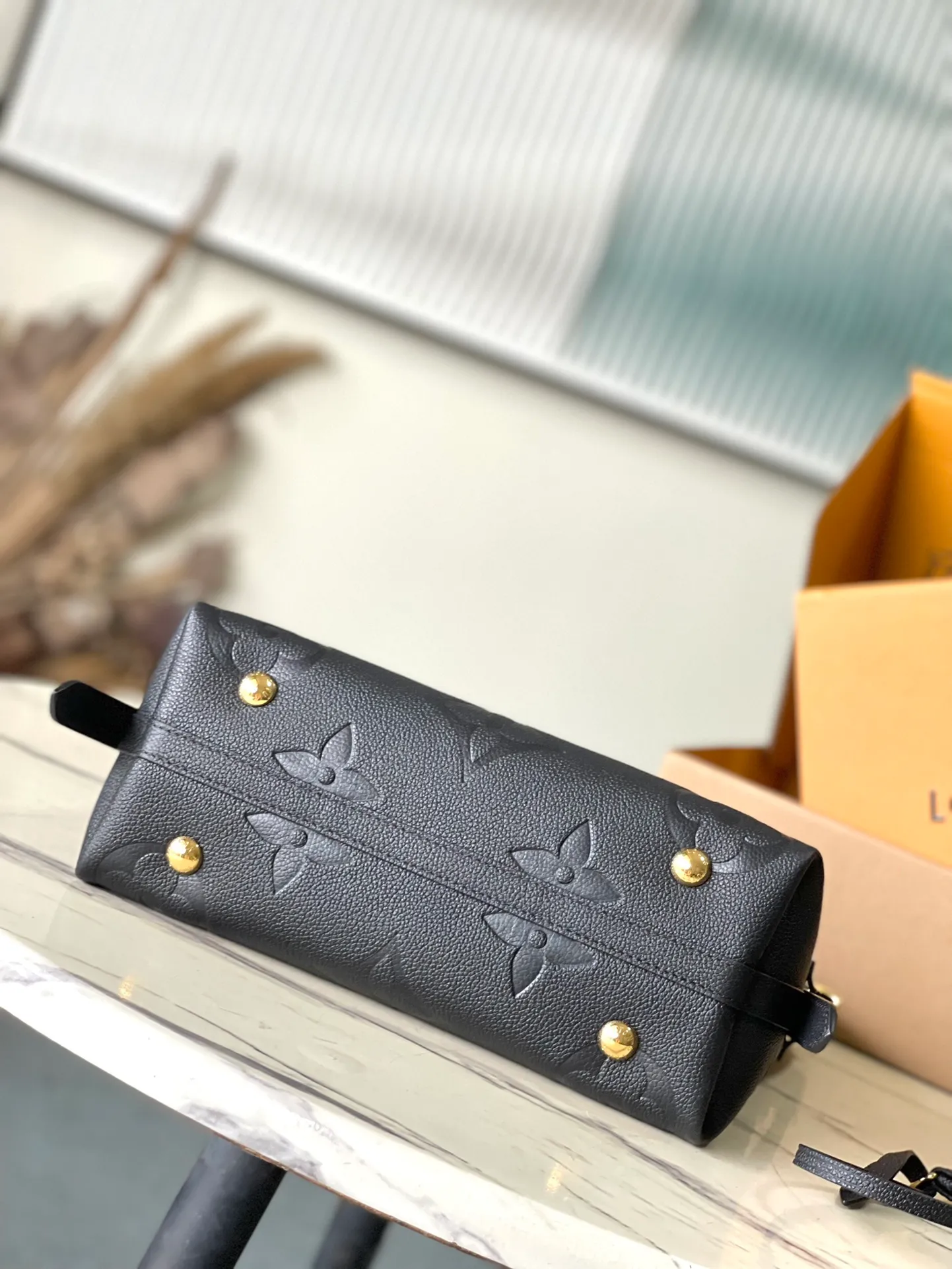 💰1080 (top-grain leather) top-quality original M46288 black CarryAll small handbag is made of Monogram Empreinte embossed leather. It has a generous structure and a neat inner layer. The large inner bag adds functional elements. Comes with a Monogram embossed zipper clutch secured by a leather strap. A personal companion for urban life. Dimensions 29 x 24 x 12 cm (length x height x width)