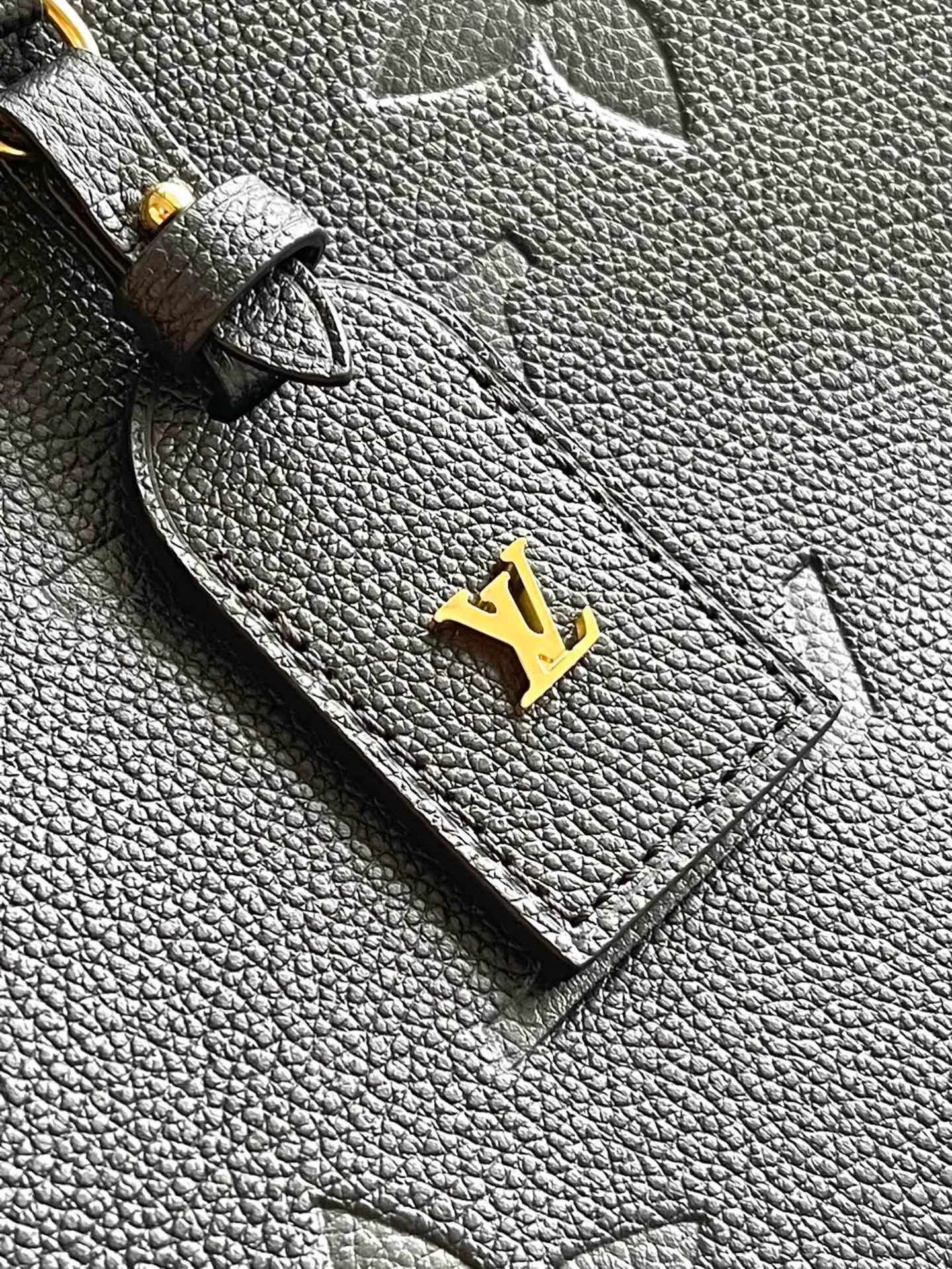 💰1080 (top-grain leather) top-quality original M46288 black CarryAll small handbag is made of Monogram Empreinte embossed leather. It has a generous structure and a neat inner layer. The large inner bag adds functional elements. Comes with a Monogram embossed zipper clutch secured by a leather strap. A personal companion for urban life. Dimensions 29 x 24 x 12 cm (length x height x width)