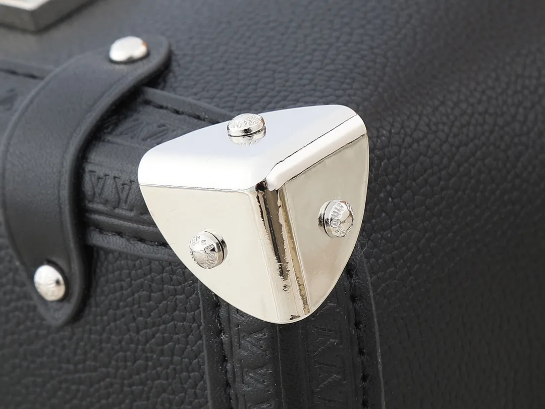 💰280💰Upgraded from the original M46358 M25160. Nicolas Ghesquière repeatedly explored Louis Vuitton’s trunk-making heritage to create this Side Trunk medium handbag. Monogram canvas is combined with leather trim, and the leather zipper puller creatively connects to the iconic S-lock, and the reinforced metal corners gather the eye. The wide handles and leather spaghetti strap are removable. Dimensions: 23.5 x 16.0 x 8.5 cm (length x height x width)