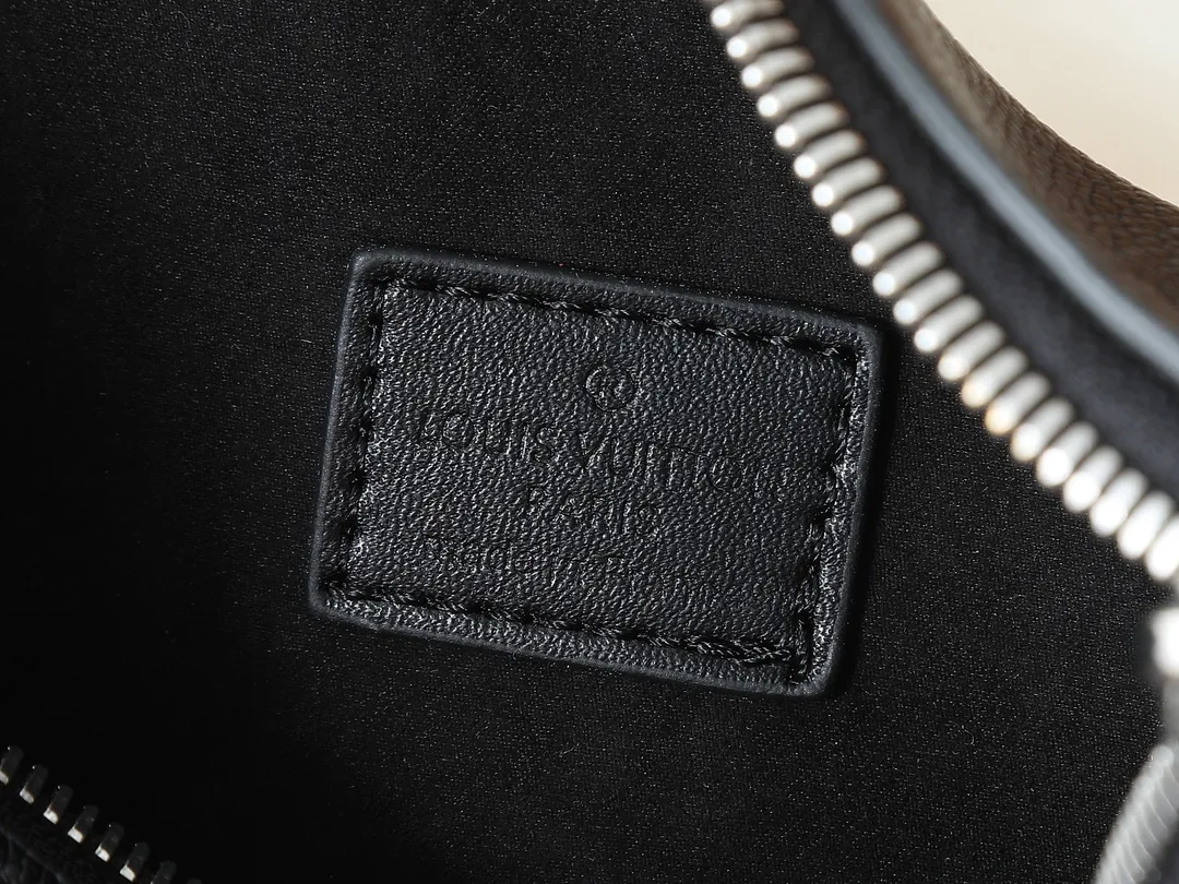 💰280💰Upgraded from the original M46358 M25160. Nicolas Ghesquière repeatedly explored Louis Vuitton’s trunk-making heritage to create this Side Trunk medium handbag. Monogram canvas is combined with leather trim, and the leather zipper puller creatively connects to the iconic S-lock, and the reinforced metal corners gather the eye. The wide handles and leather spaghetti strap are removable. Dimensions: 23.5 x 16.0 x 8.5 cm (length x height x width)