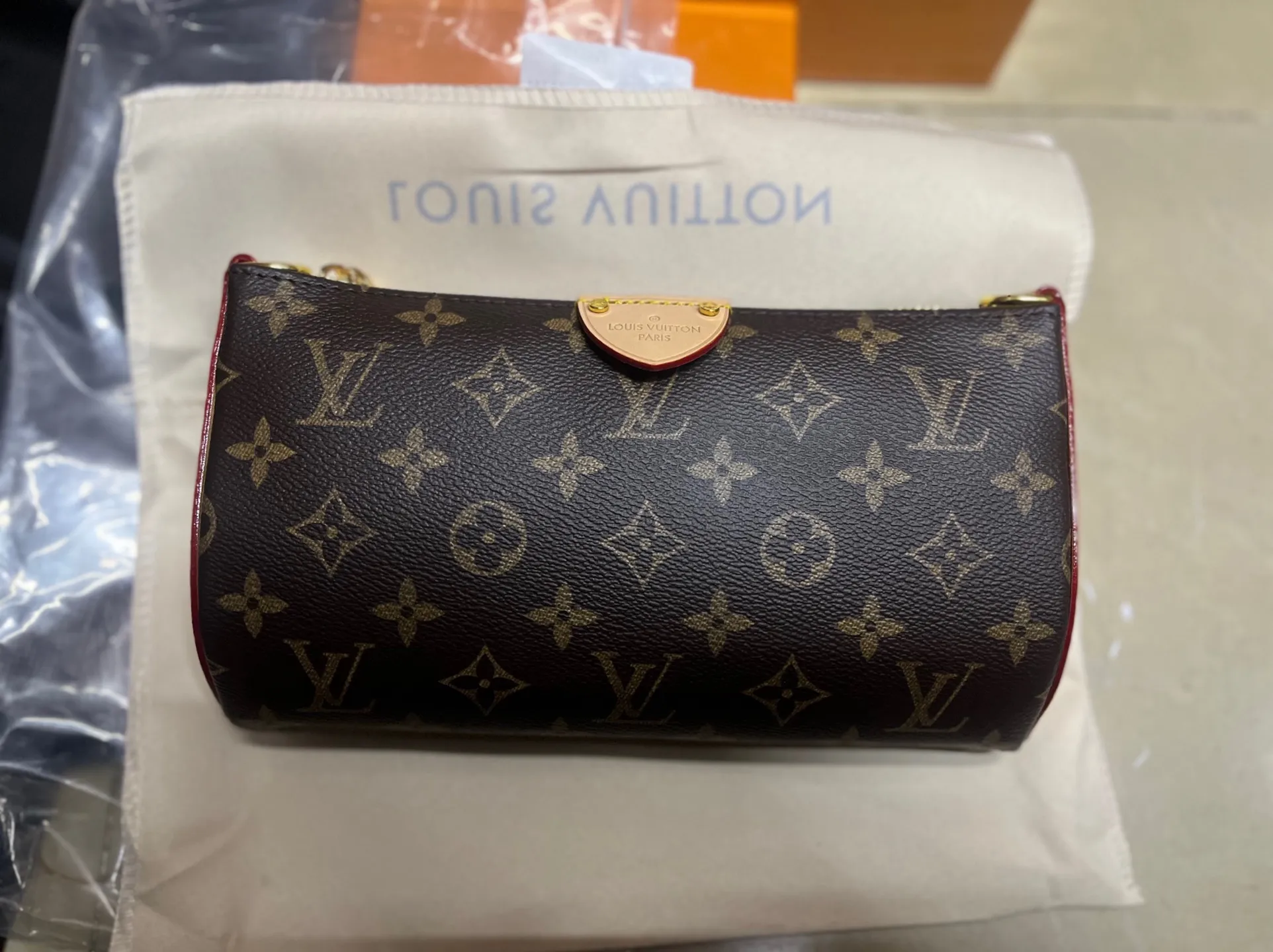P220💰 Actual shot M12859 This Pochette Tirette handbag is made of Monogram canvas and has an exquisite and soft hanging shape. It made an eye-catching appearance on the Louis Vuitton 2024 spring and summer show. The leather trim on the side echoes the marquise shape of the brand's signature zipper pull. Equipped with a dazzling padlock and a detachable shoulder strap, it can be worn on the shoulder or cross-body at will. 22 x 12 x 5.5 cm (length x height x width)