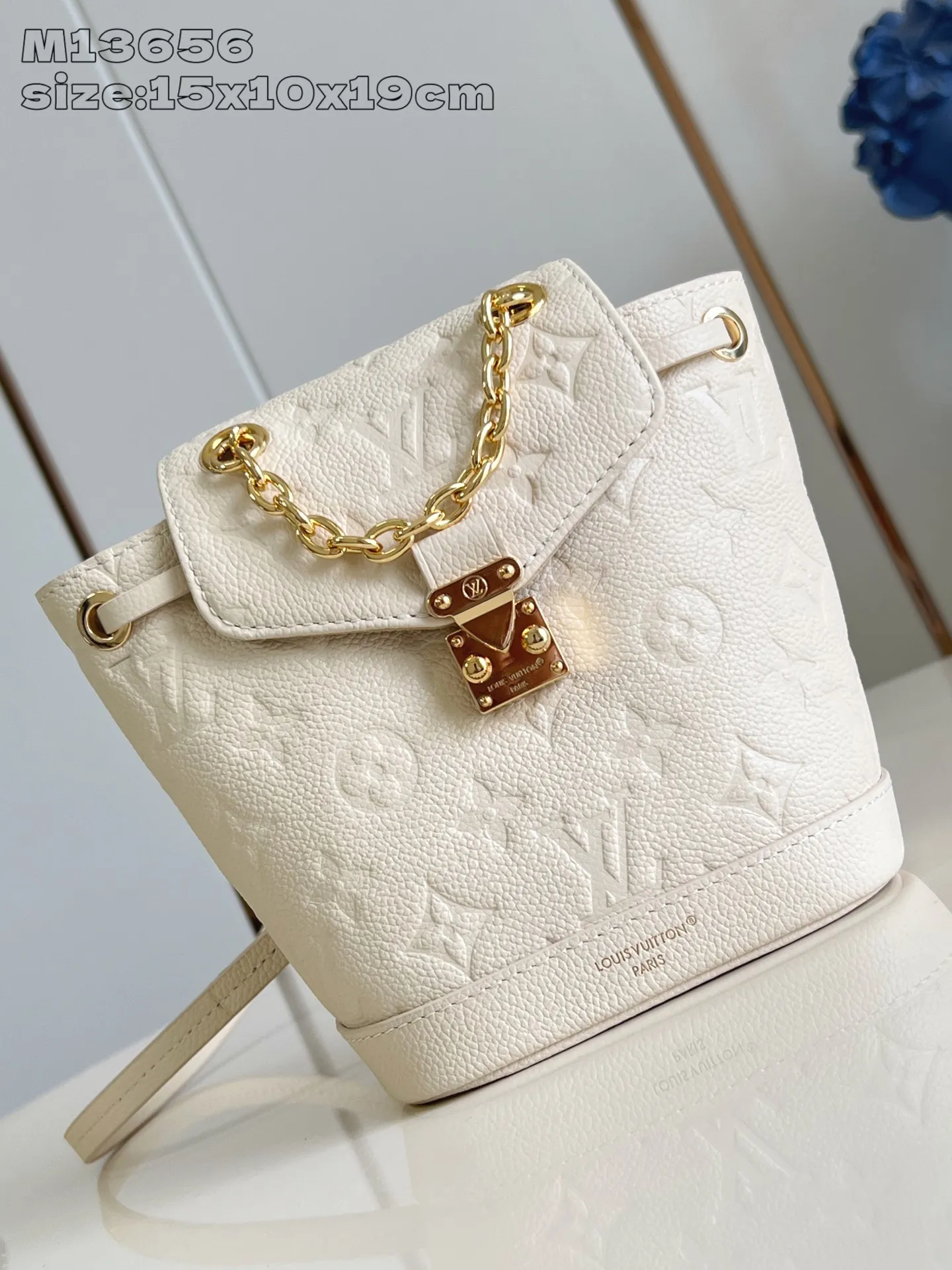 💰900 (top-grain leather) Top-quality original item M13656 White ] M25819 This Nano Noé backpack is made of Monogram Empreinte leather. Its drawstring design and soft outline echo the original configuration, highlighting the eclectic mix of functionality and trend. The dazzling S-lock buckle highlights the details, and the leather shoulder strap can be removed to transform into a mini shoulder bag. 15 x 10 x 19 cm (height x width x length)