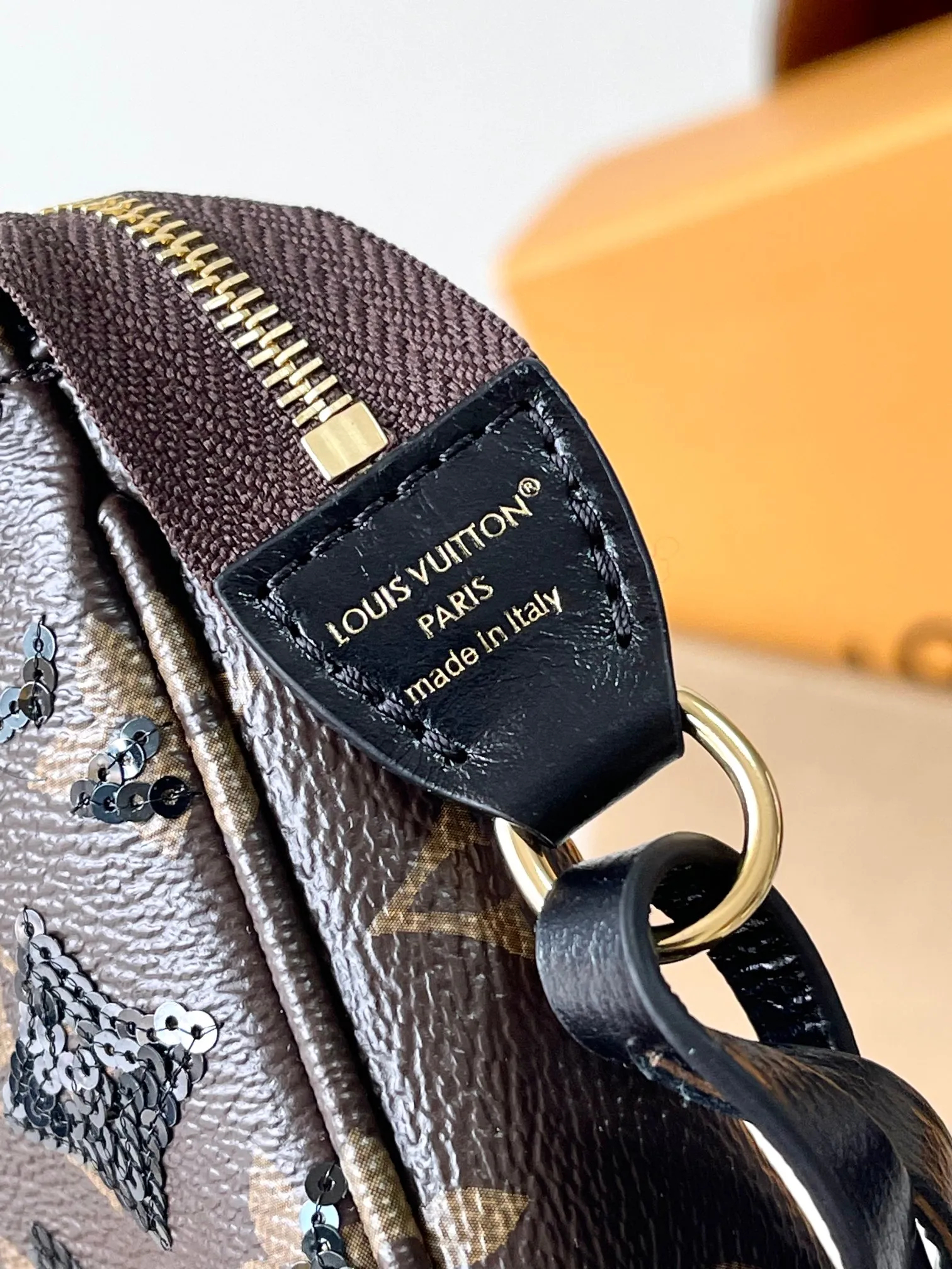 p1080 [Special grade MB163c chip version original leather] This Pochette Accessoires handbag Model: M26473 presbyopia sequins Material: A-grade all-steel hardware, imported original cowhide Packaging: full set of original duty-free MB packaging Size: 23.5x13.5x4cm