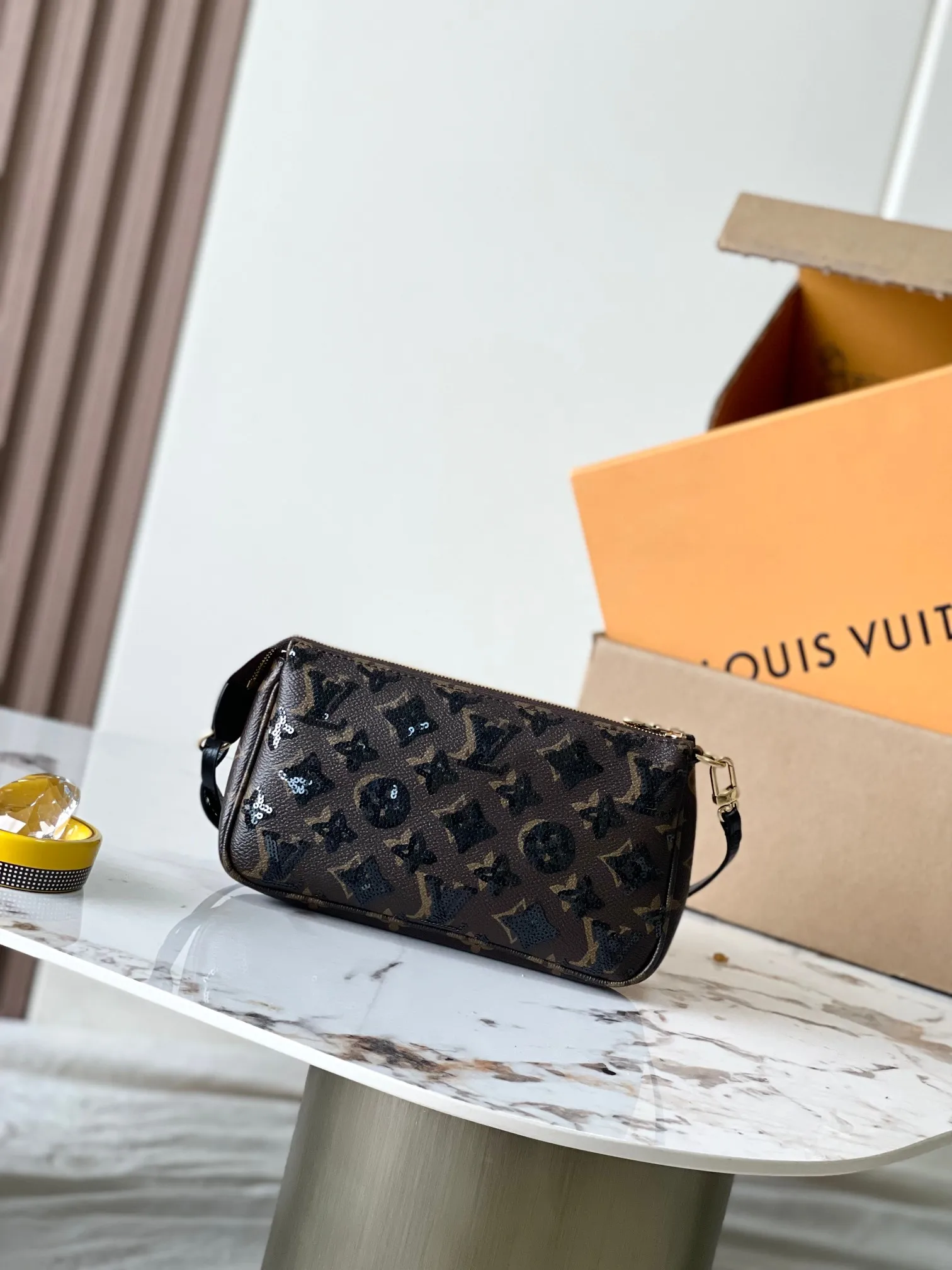 p1080 [Special grade MB163c chip version original leather] This Pochette Accessoires handbag Model: M26473 presbyopia sequins Material: A-grade all-steel hardware, imported original cowhide Packaging: full set of original duty-free MB packaging Size: 23.5x13.5x4cm