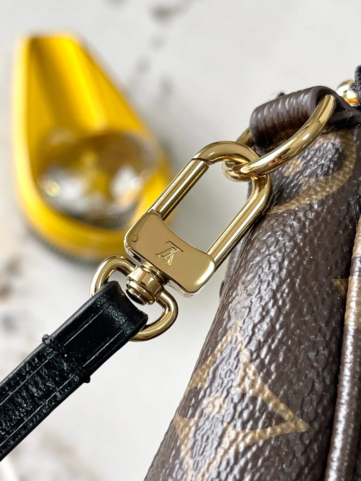 p1080 [Special grade MB163c chip version original leather] This Pochette Accessoires handbag Model: M26473 presbyopia sequins Material: A-grade all-steel hardware, imported original cowhide Packaging: full set of original duty-free MB packaging Size: 23.5x13.5x4cm