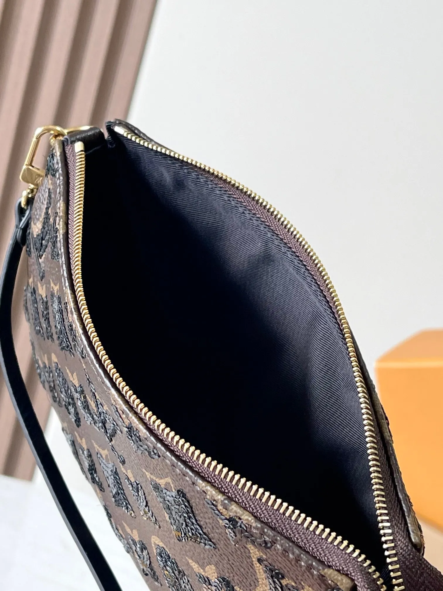 p1080 [Special grade MB163c chip version original leather] This Pochette Accessoires handbag Model: M26473 presbyopia sequins Material: A-grade all-steel hardware, imported original cowhide Packaging: full set of original duty-free MB packaging Size: 23.5x13.5x4cm