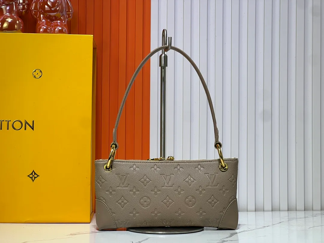 Batch 220💰Upgraded original M12174 This Pochette Sèvres belongs to the LV ski collection and is ready to shine in a "shiny" gun metal tone. It's crafted from signature Monogram Empreinte leather with pale gold hardware for an elegant contrast. The double zip closure features two pendants, one depicting an LV ring and the other displaying a crystal-embellished Monogram flower. Think of it as the perfect après-ski bag. Dimensions: 25 x 13 x 5 cm (length x height x width)