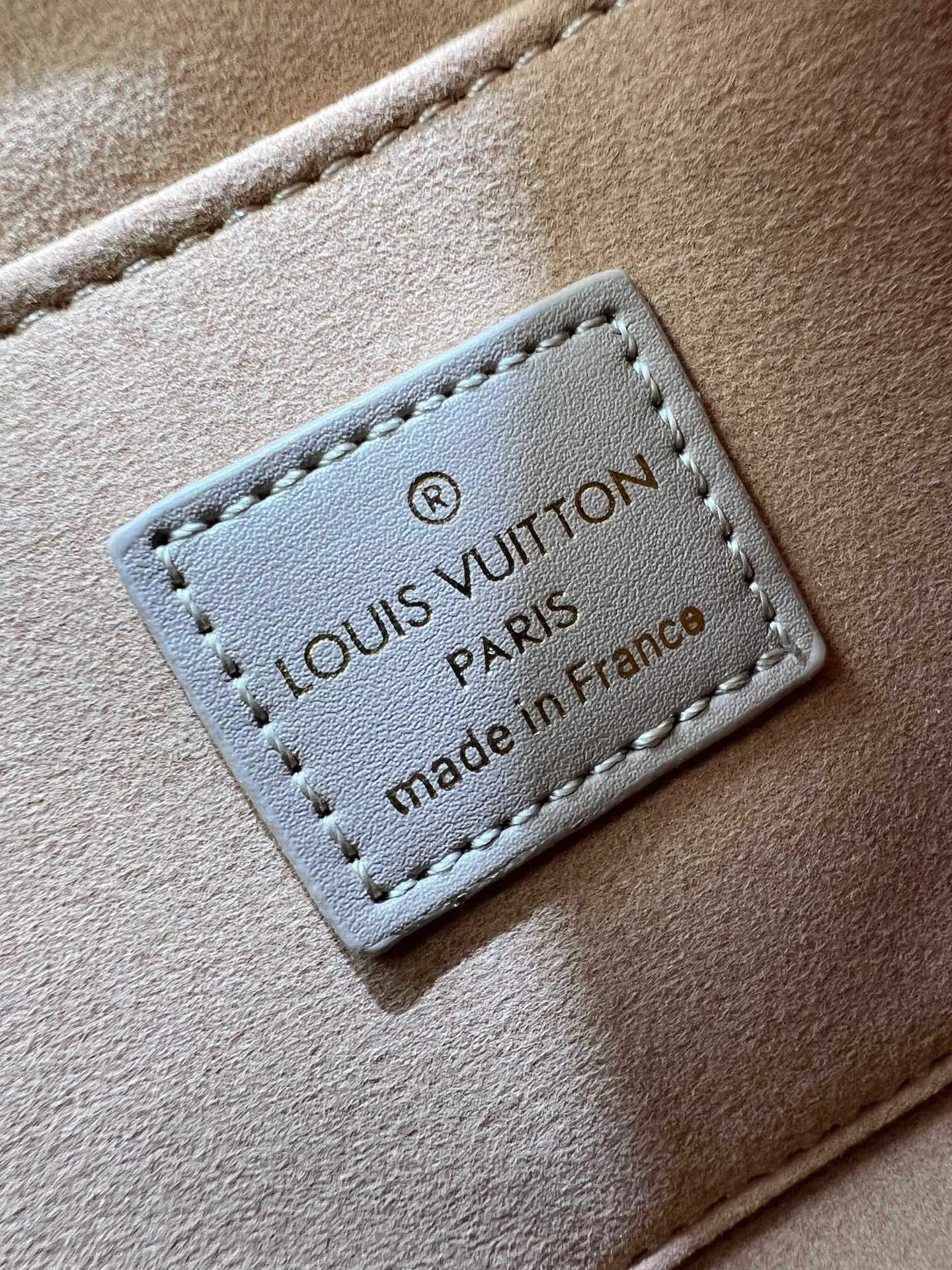 Batch 220💰Upgraded original M12174 This Pochette Sèvres belongs to the LV ski collection and is ready to shine in a "shiny" gun metal tone. It's crafted from signature Monogram Empreinte leather with pale gold hardware for an elegant contrast. The double zip closure features two pendants, one depicting an LV ring and the other displaying a crystal-embellished Monogram flower. Think of it as the perfect après-ski bag. Dimensions: 25 x 13 x 5 cm (length x height x width)