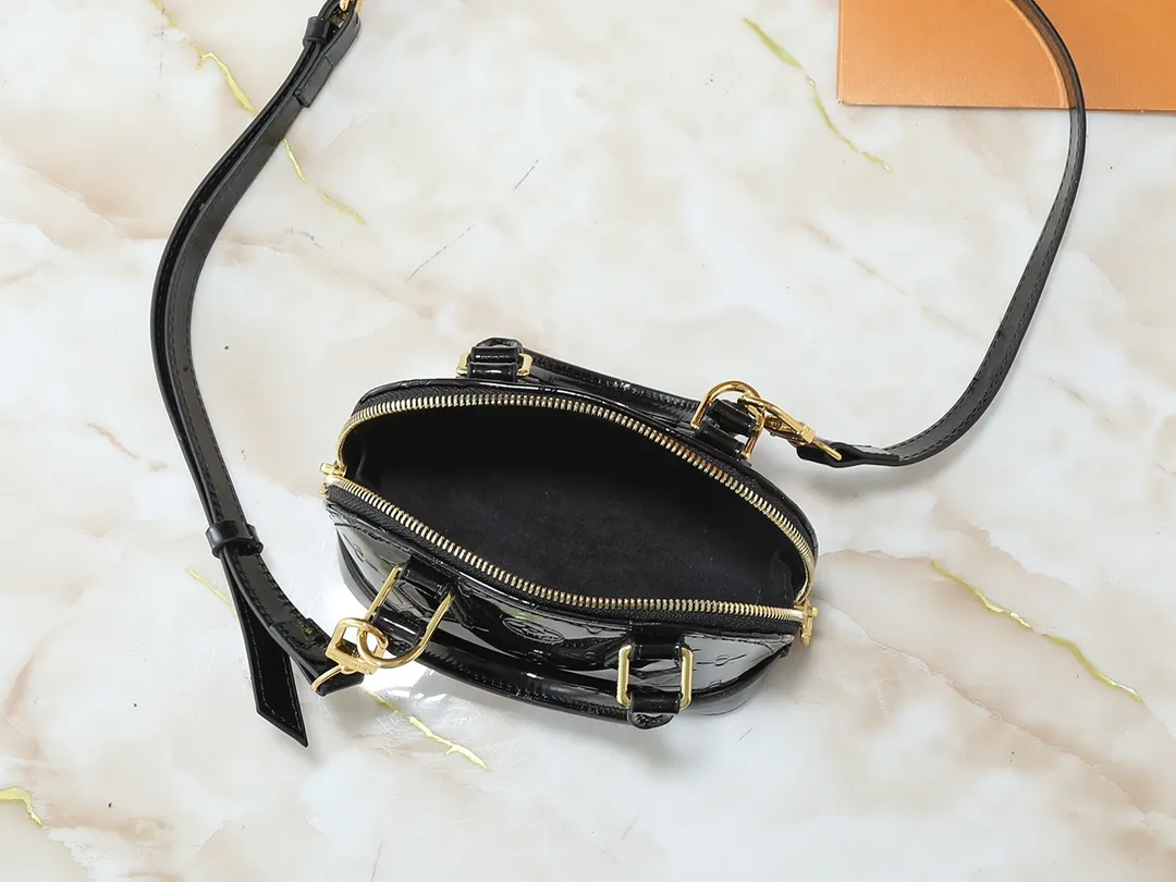 💰220💰Upgraded from the original model, the same Patent Leather Series M82717 M91606 M93595 Alma BB handbag is derived from the classic Louis Vuitton bag designed in 1934. This compact bag easily holds keys, wallet, smartphone and lipstick. Detachable shoulder strap for cross-body wear. This modern version of the bag continues its classic silhouette in Epi leather in bright and inspiring colours. Dimensions: 18x12x8