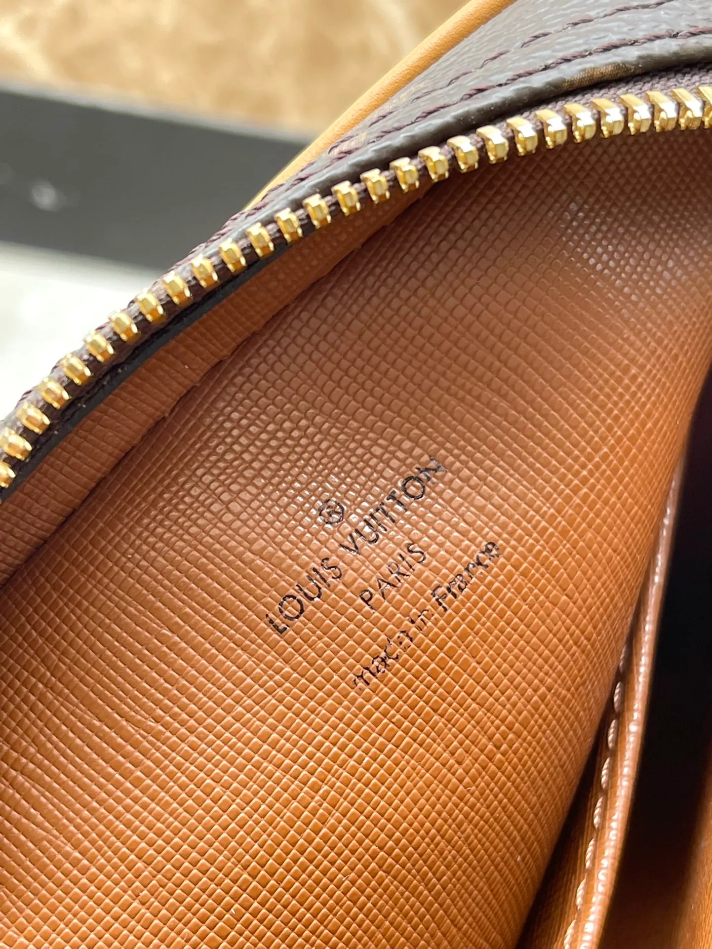 💰840 Top Original Order M45236 Yellow Leather Classic Reporter Bag Reporter Bag Men's Shoulder Bag. This handbag is made of Monogram canvas and color-changing leather patches. The color is bright and full, and the style is lively, making the classic design look unique. Size: 20X15x10cm