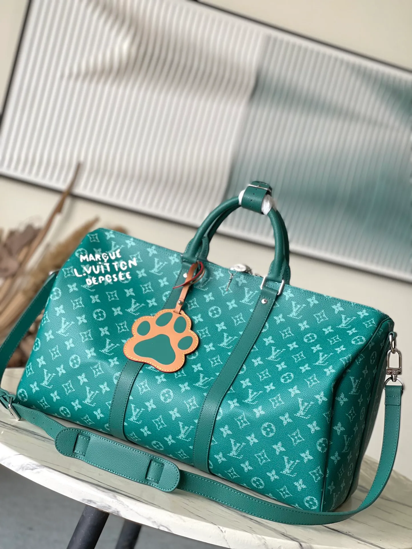 💰1280 Top Original Order M41416 Green Flower. KEEPALL 50 Travel Bag (With Shoulder Strap) Men's Art Director Virgil Abloh uses a novel design concept to inject a fresh breath into the brand's beloved KEEPALL 50 travel bag, which is classic and even more stunning. The iconic Monogram pattern is paired with sulfur gold hardware to create an urban style. The detachable leather shoulder strap comes with a hanging chain, making it more fashionable and versatile. Dimensions: 50.0x 29.0x 23.0 cm (length x height x width).