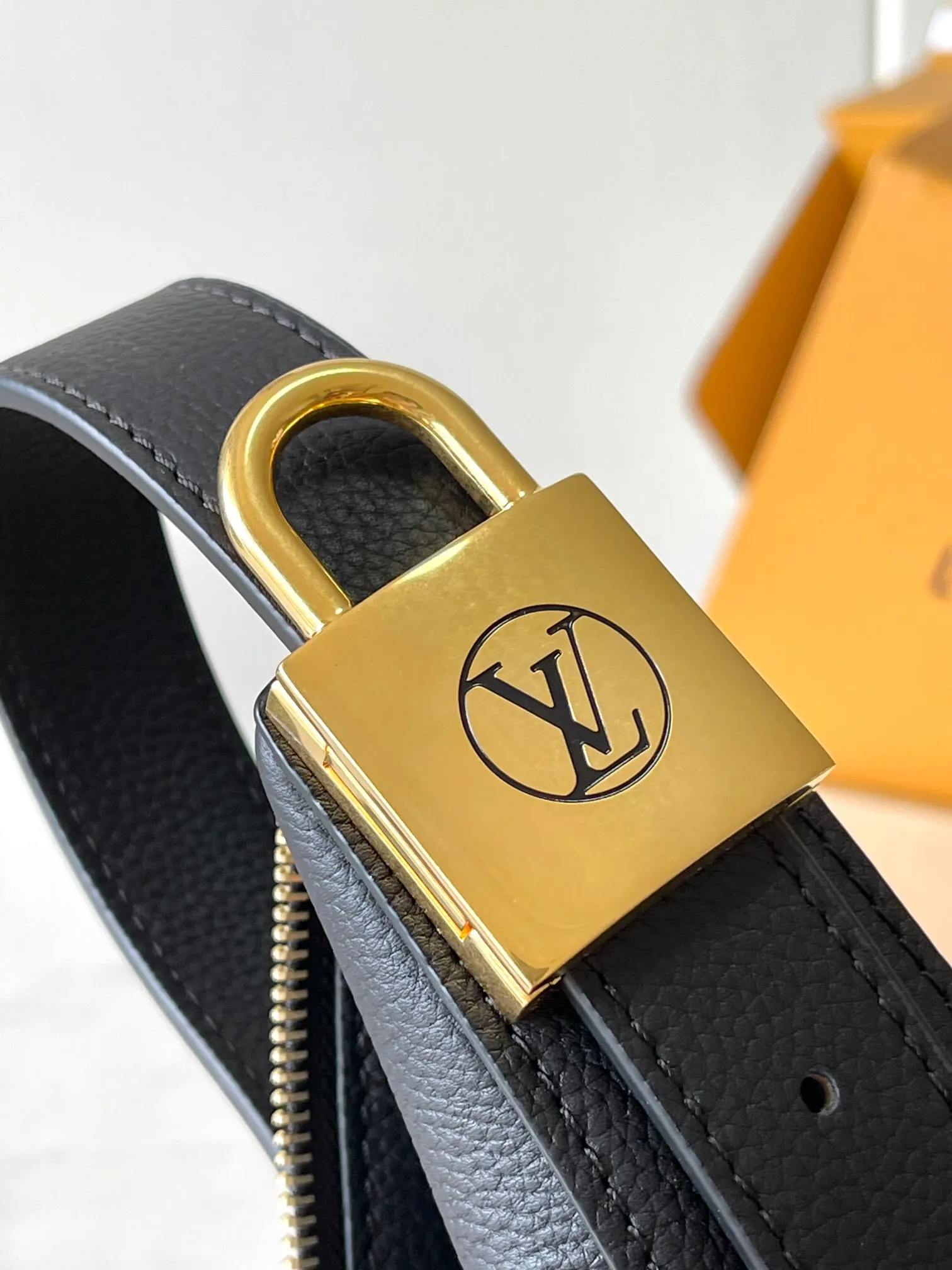 💰2200 [Special grade MB chip version original leather] Low Key bumbag uses soft cow leather to outline simple and elegant lines, and is paired with suede lining to release a trendy atmosphere, showing the brand's exquisite craftsmanship. Model: M11429 dynamic chip version Material: A-grade all-steel hardware, imported original fabric Packaging: full set of original factory duty-free MB packaging Size: 28*13*5.5CM
