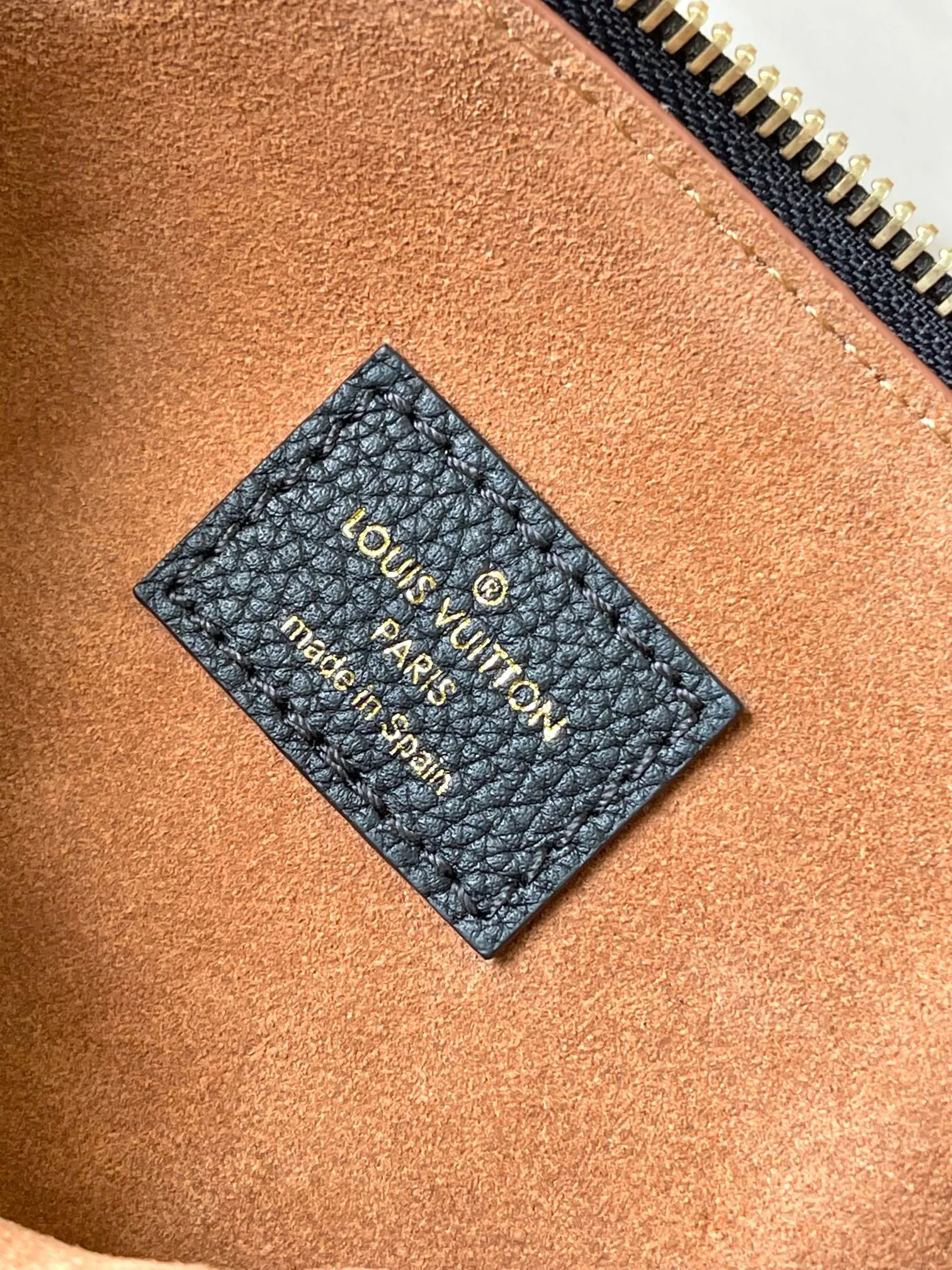 💰2200 [Special grade MB chip version original leather] Low Key bumbag uses soft cow leather to outline simple and elegant lines, and is paired with suede lining to release a trendy atmosphere, showing the brand's exquisite craftsmanship. Model: M11429 dynamic chip version Material: A-grade all-steel hardware, imported original fabric Packaging: full set of original factory duty-free MB packaging Size: 28*13*5.5CM