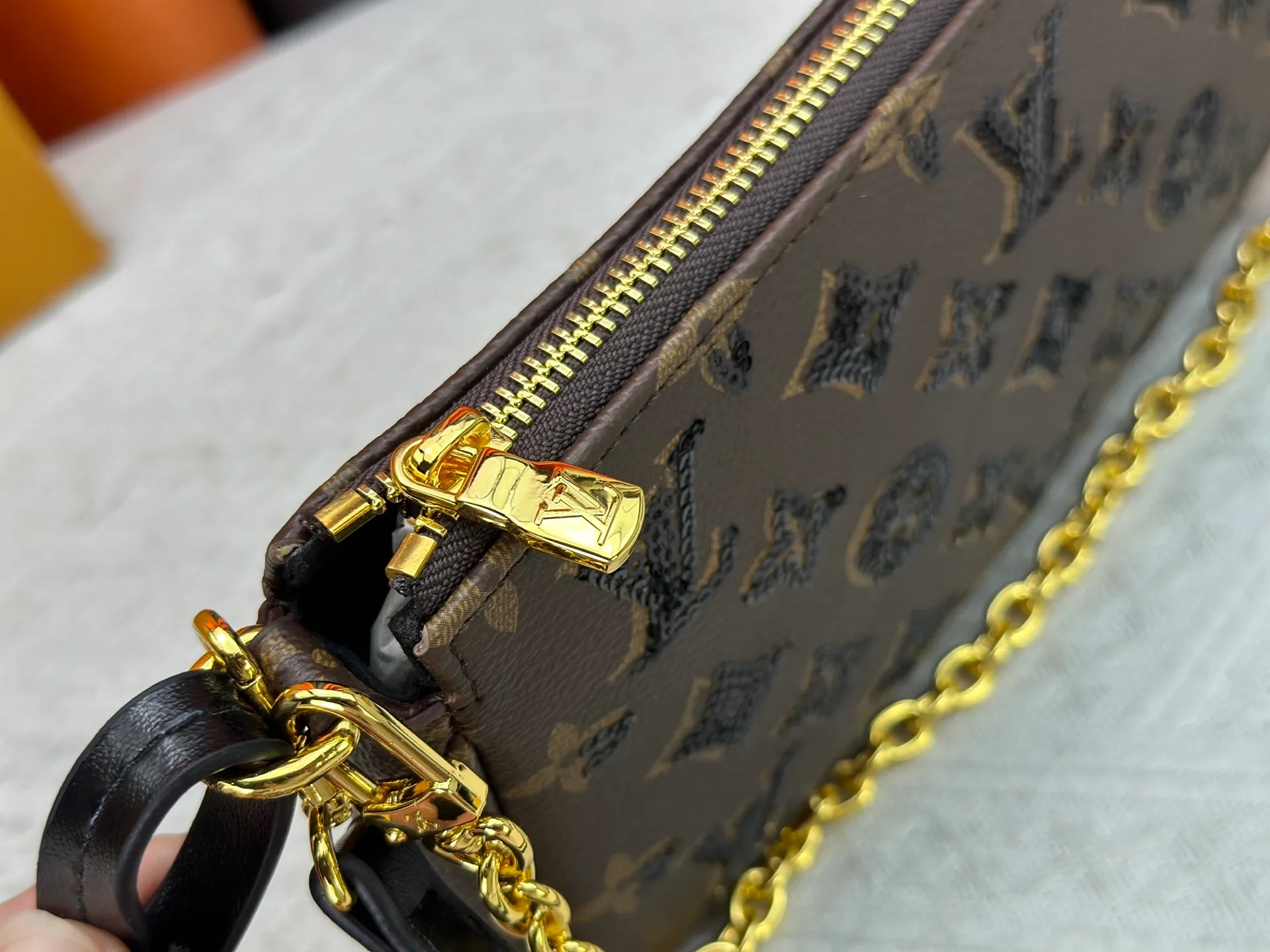 P280 Upgraded original M82962 Mahjong bag series Pochettep Accessories Mila Mahjong bag M40712 denim accessory bag This accessory bag can be described as an eternal classic style. It is made of Monogram denim canvas and is suitable for daily use. Detailed features 23.5 x 13.5 x 4 cm