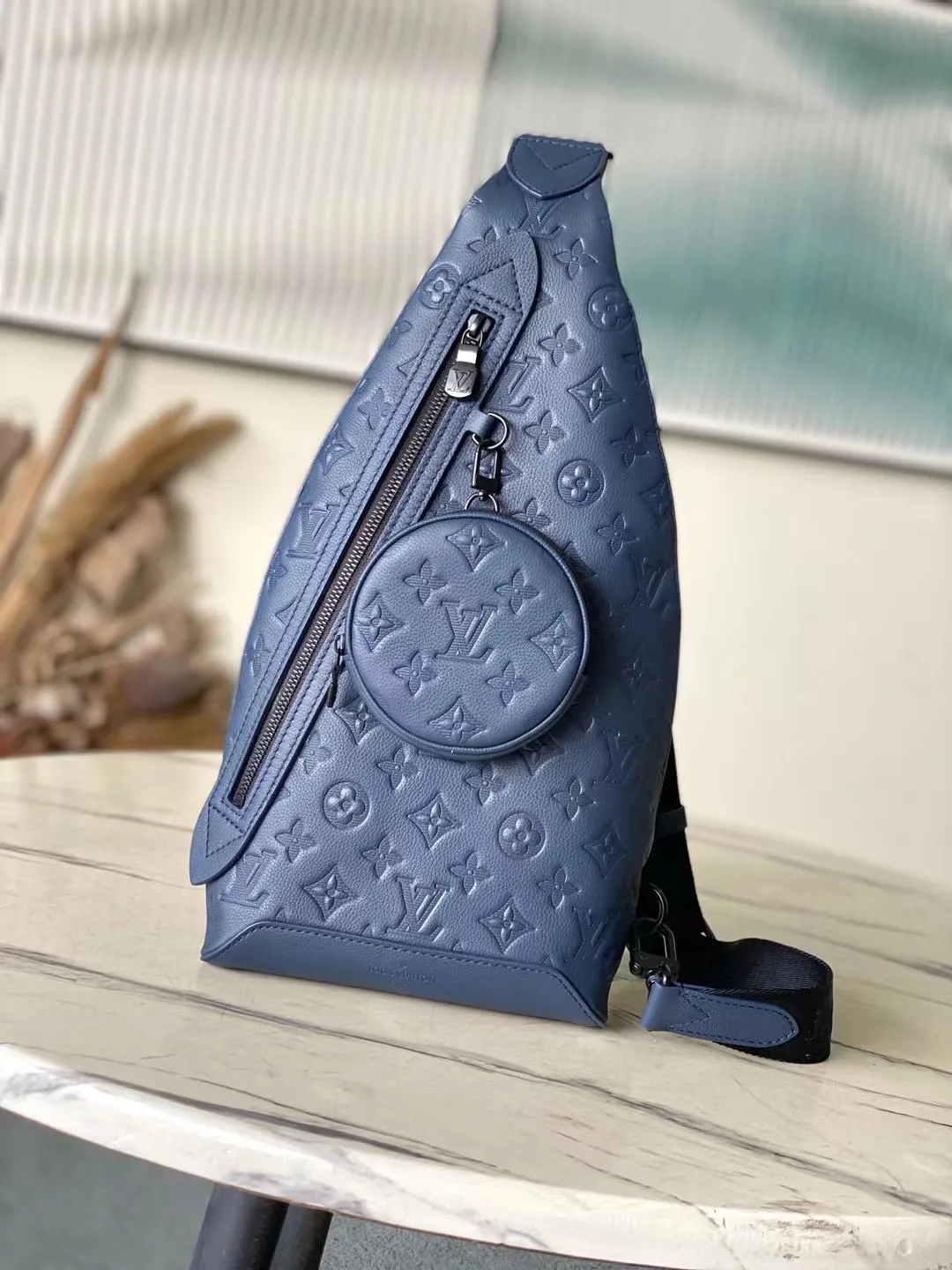 💰1100 (top layer leather) top original M24467 dark blue Monogram Shadow Jm embossed calfskin brings masculine sophistication to the unique Duo Slingbag. The bag's unusual shape and removable round pouch with zipper make it instantly recognizable. It has a zippered pocket on the side. The adjustable shoulder strap can be worn on the right or left side. Dimensions: 20 x 42 x 6 cm