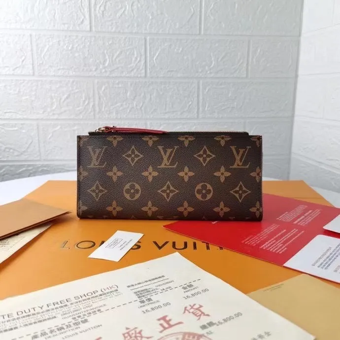 P130💰M61269 brown super practical model, still popular! Official website sync version! Combining Louis Vuitton's classic Monogram canvas material with a bright colored leather lining, the stylish Adele wallet features a modern thin design, two leather zippers and a magnetic clasp for easy opening. It also works as a clutch. 12 credit card slots, 2 zippered compartments for coins or a smartphone, 2 flat interior pockets, embossed cowhide leather lining, shiny gold-tone hardware. Size: 21.9.2