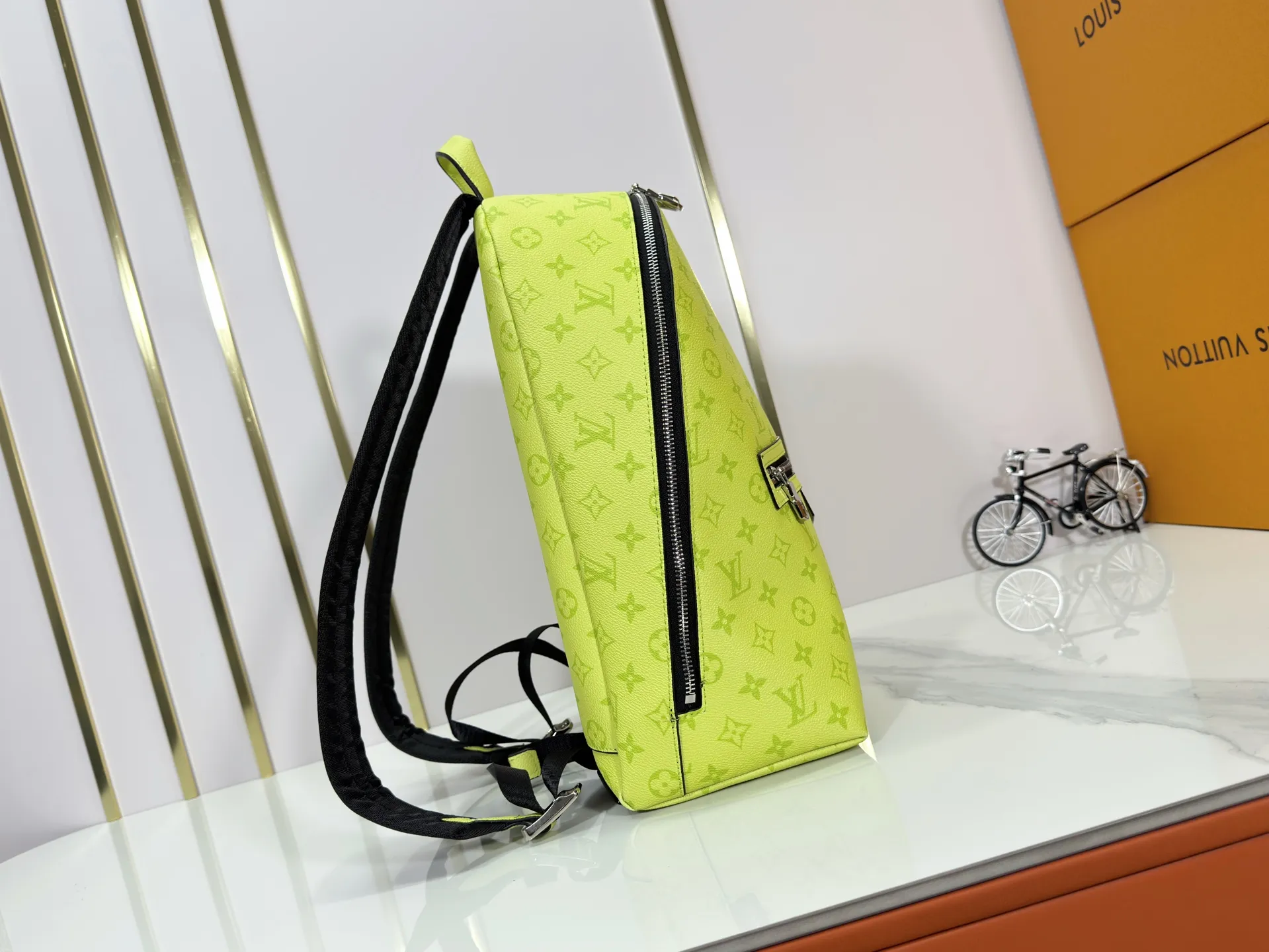 P300 upgraded original M14020 black flower. Lime green. Presbyopia. Black check This Discovery Slim double shoulder bag is made of Monogram Eclipse coated canvas. It has a compact structure and can be integrated into the laptop pocket. It can easily be used in business, leisure or leisure occasions with a trendy attitude. The adjustable shoulder straps with fabric lining enhance the comfortable carrying experience, and the zippered front pocket makes it easy to store daily necessities. Size:38x13x28cm