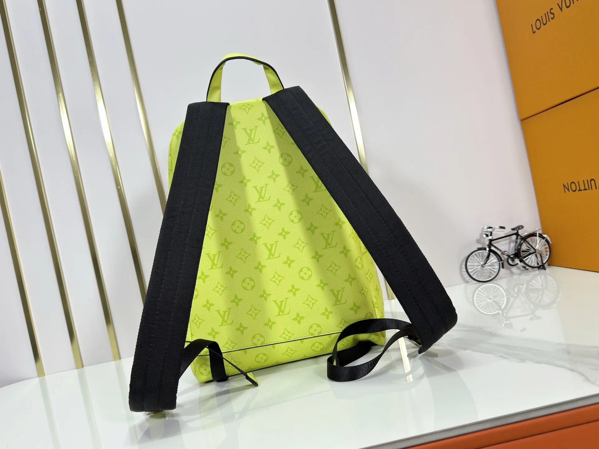 P300 upgraded original M14020 black flower. Lime green. Presbyopia. Black check This Discovery Slim double shoulder bag is made of Monogram Eclipse coated canvas. It has a compact structure and can be integrated into the laptop pocket. It can easily be used in business, leisure or leisure occasions with a trendy attitude. The adjustable shoulder straps with fabric lining enhance the comfortable carrying experience, and the zippered front pocket makes it easy to store daily necessities. Size:38x13x28cm